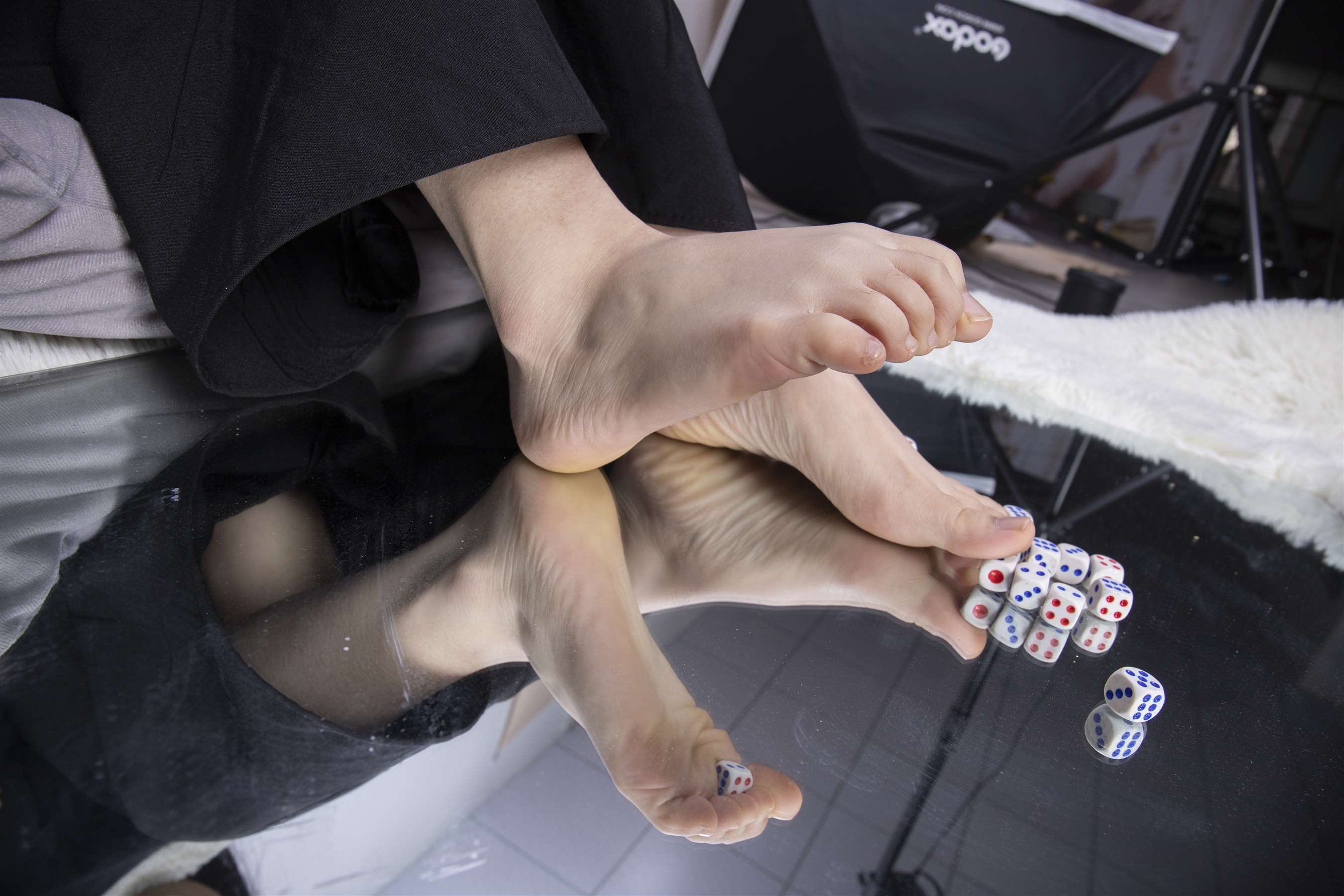 《小妹妹用脚趾玩骰子》作品图