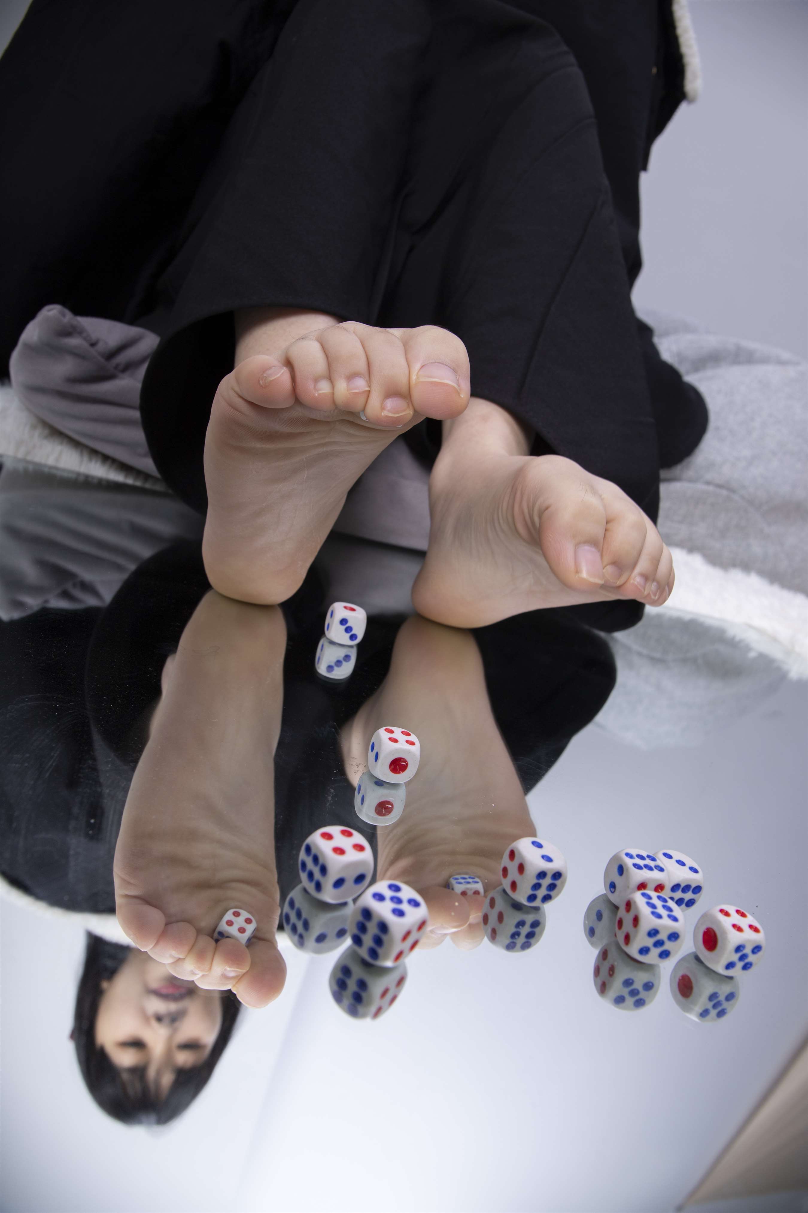 《小妹妹用脚趾玩骰子》作品图