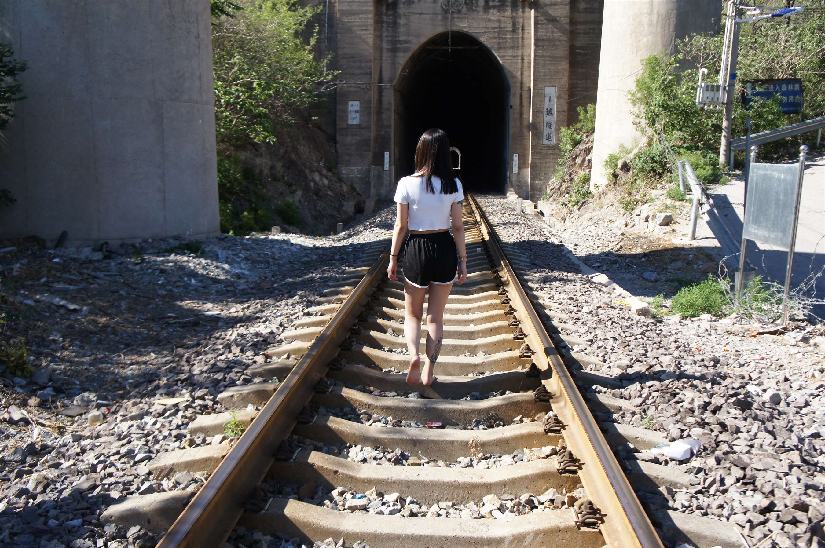 《裸足踩火车轨道》作品图