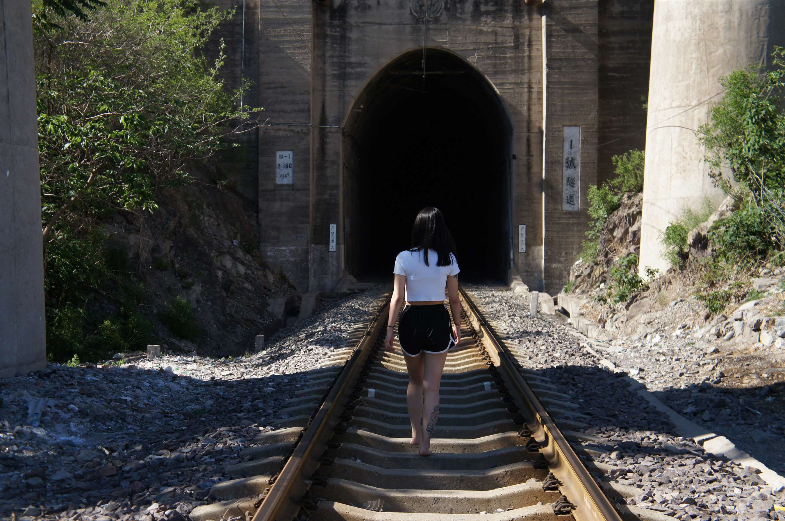 《裸足踩火车轨道》作品图