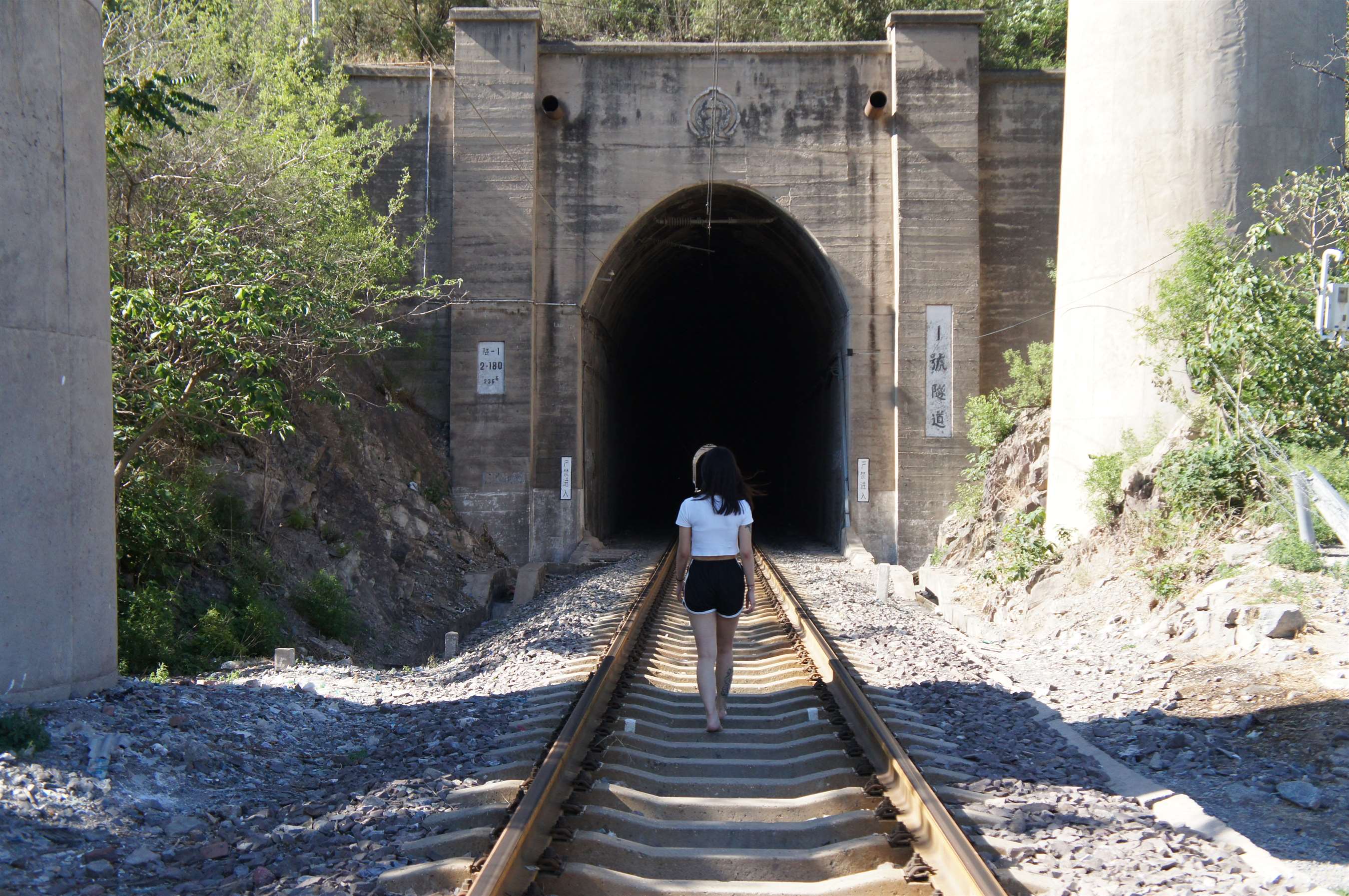 《裸足踩火车轨道》作品图