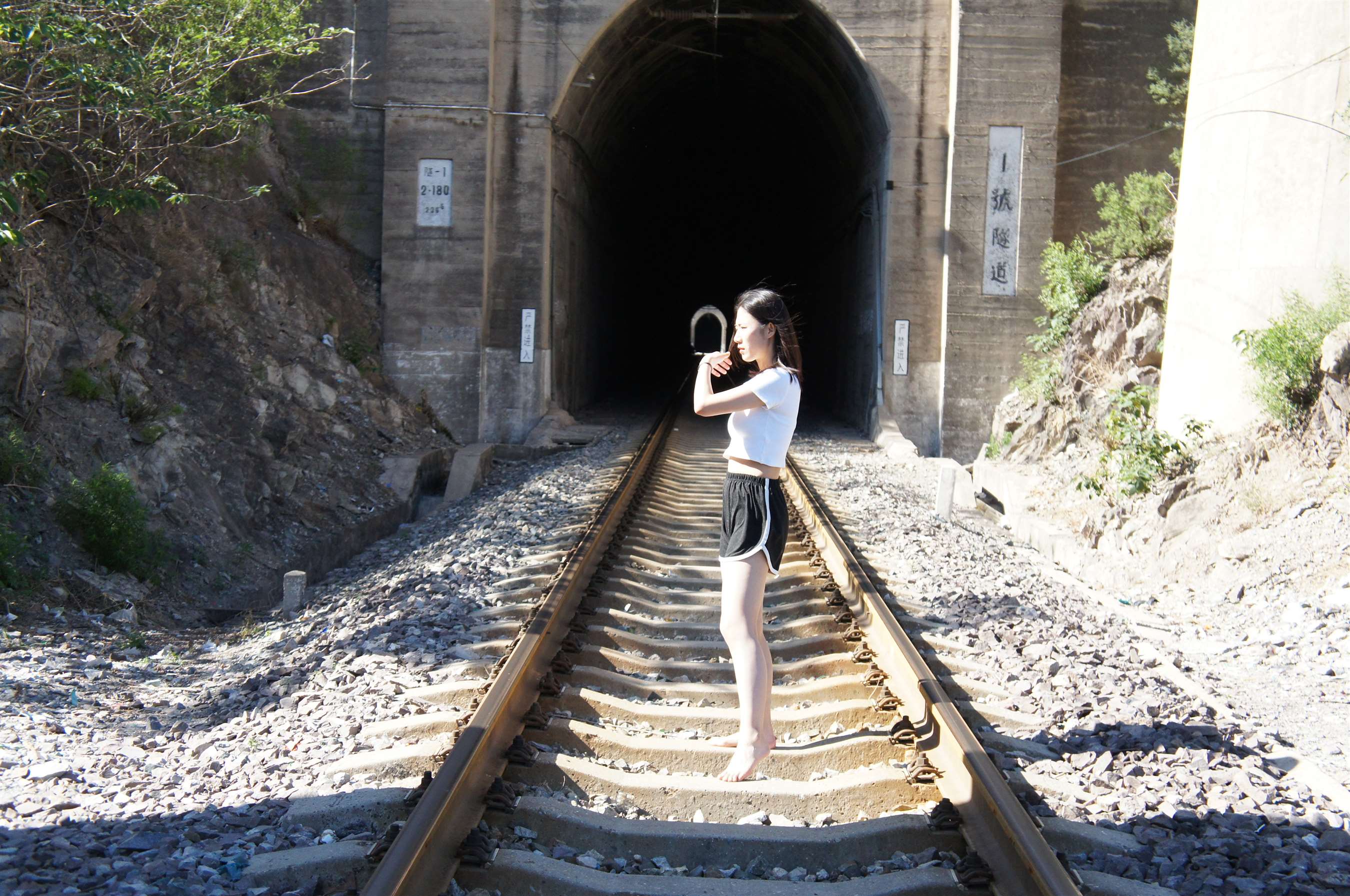 《裸足踩火车轨道》作品图