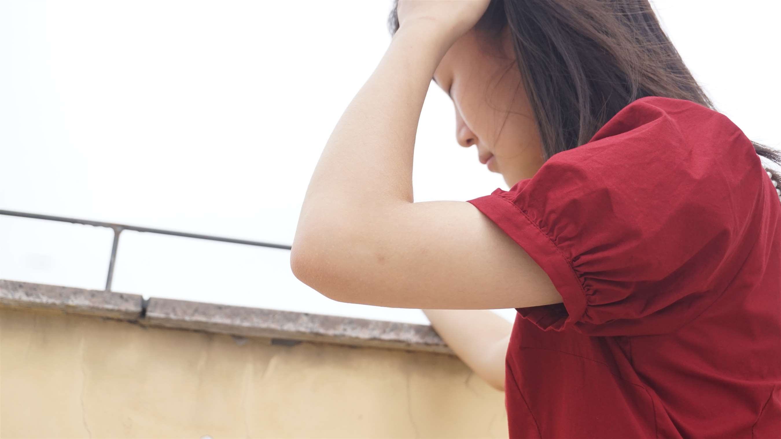 《天台红裙裸足》作品图