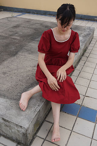 天台红裙少女的裸足