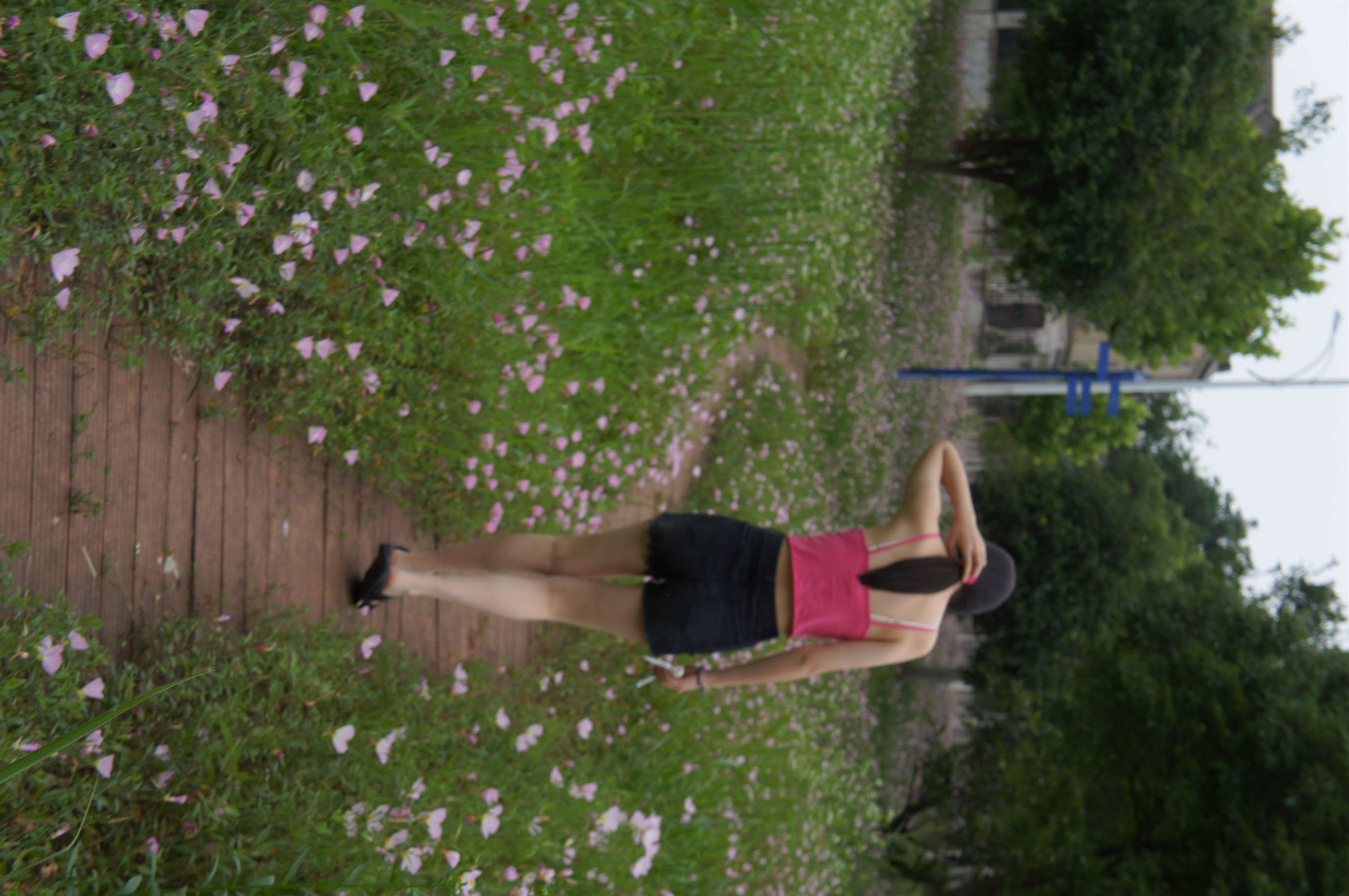 《花园里的凉鞋の裸足脚丫》作品图