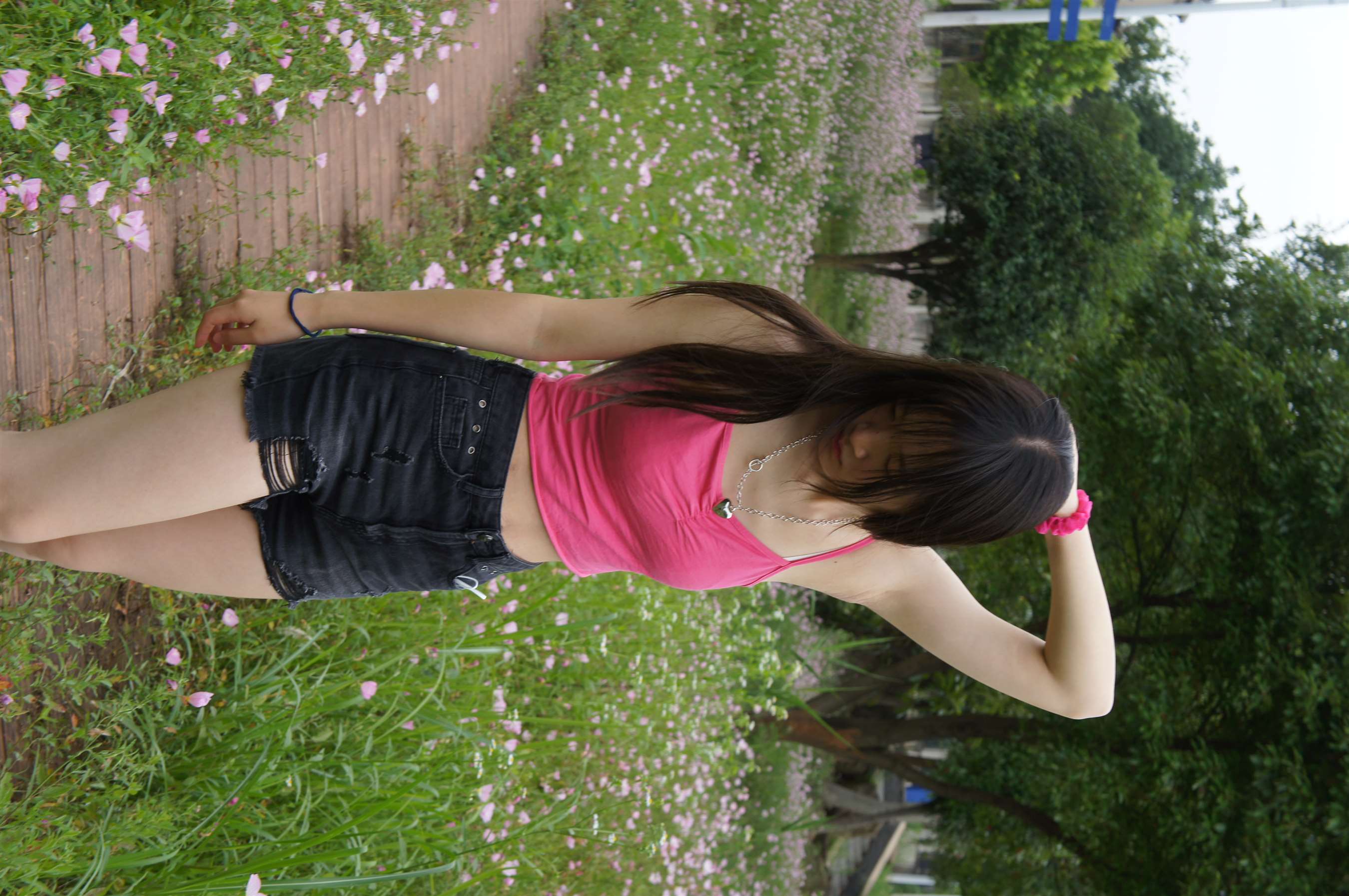 《花园里的凉鞋の裸足脚丫》作品图