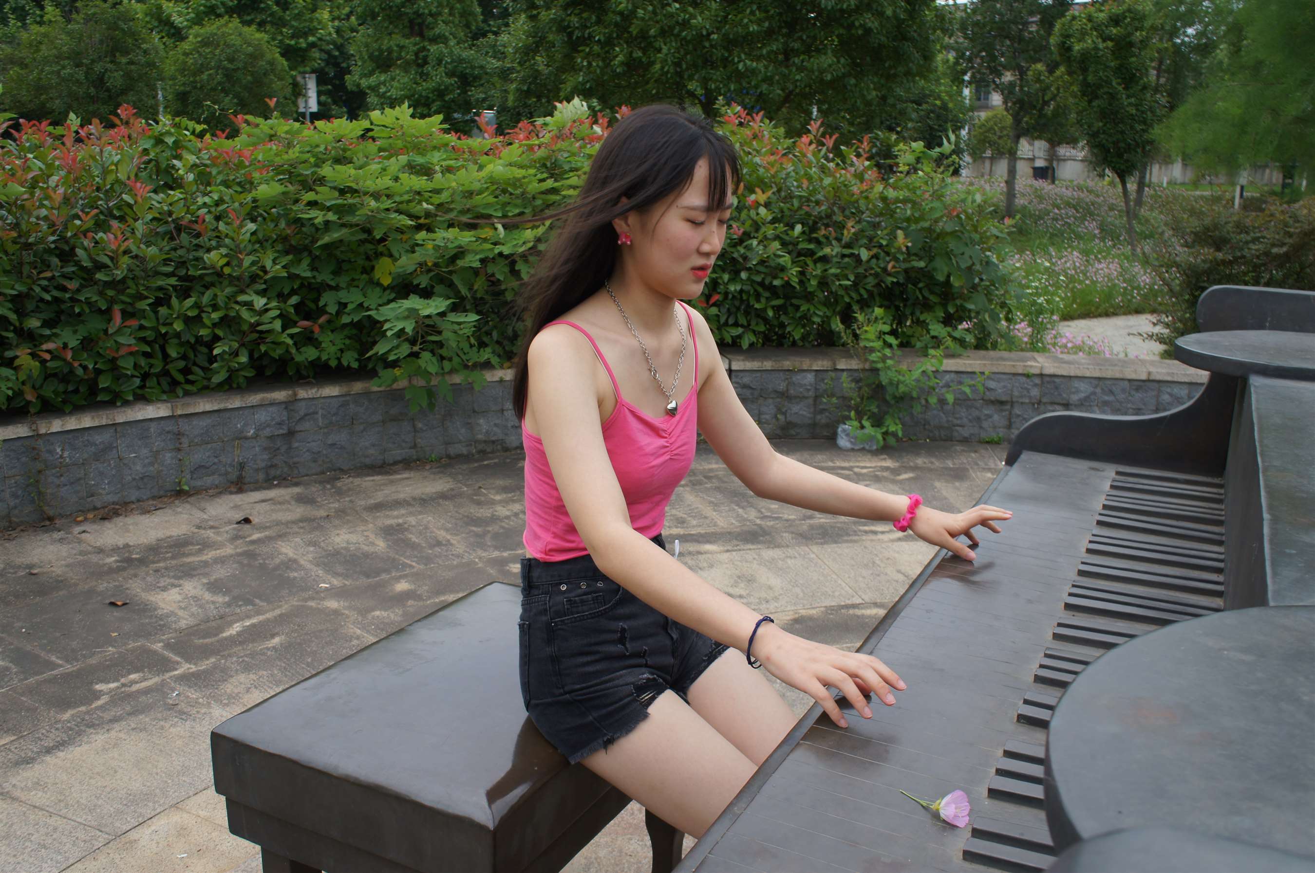 《湖边钢琴模型上的裸足》作品图