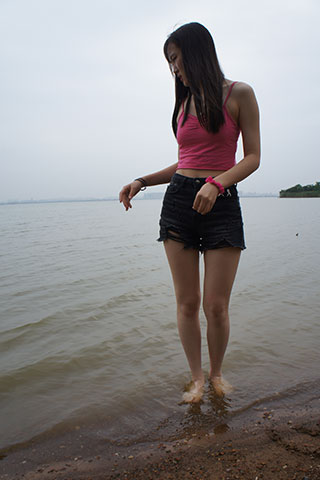 海边裸足玩水