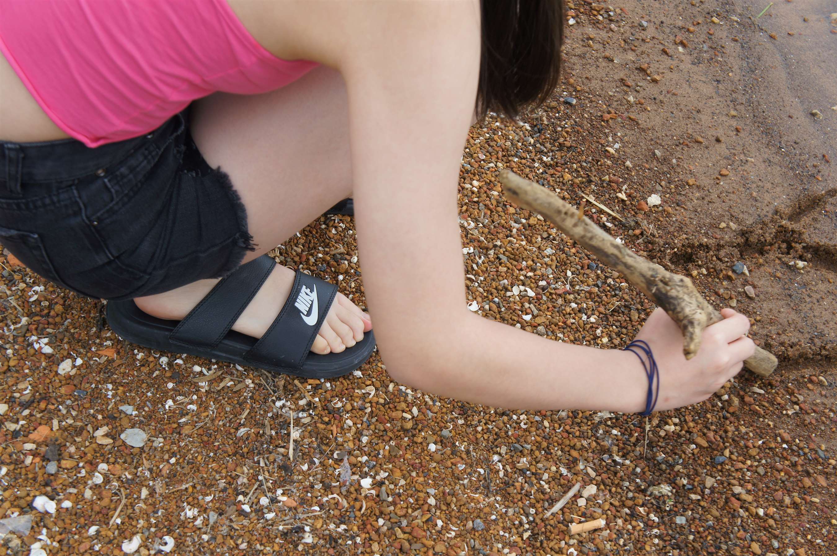 《海边裸足玩水》作品图