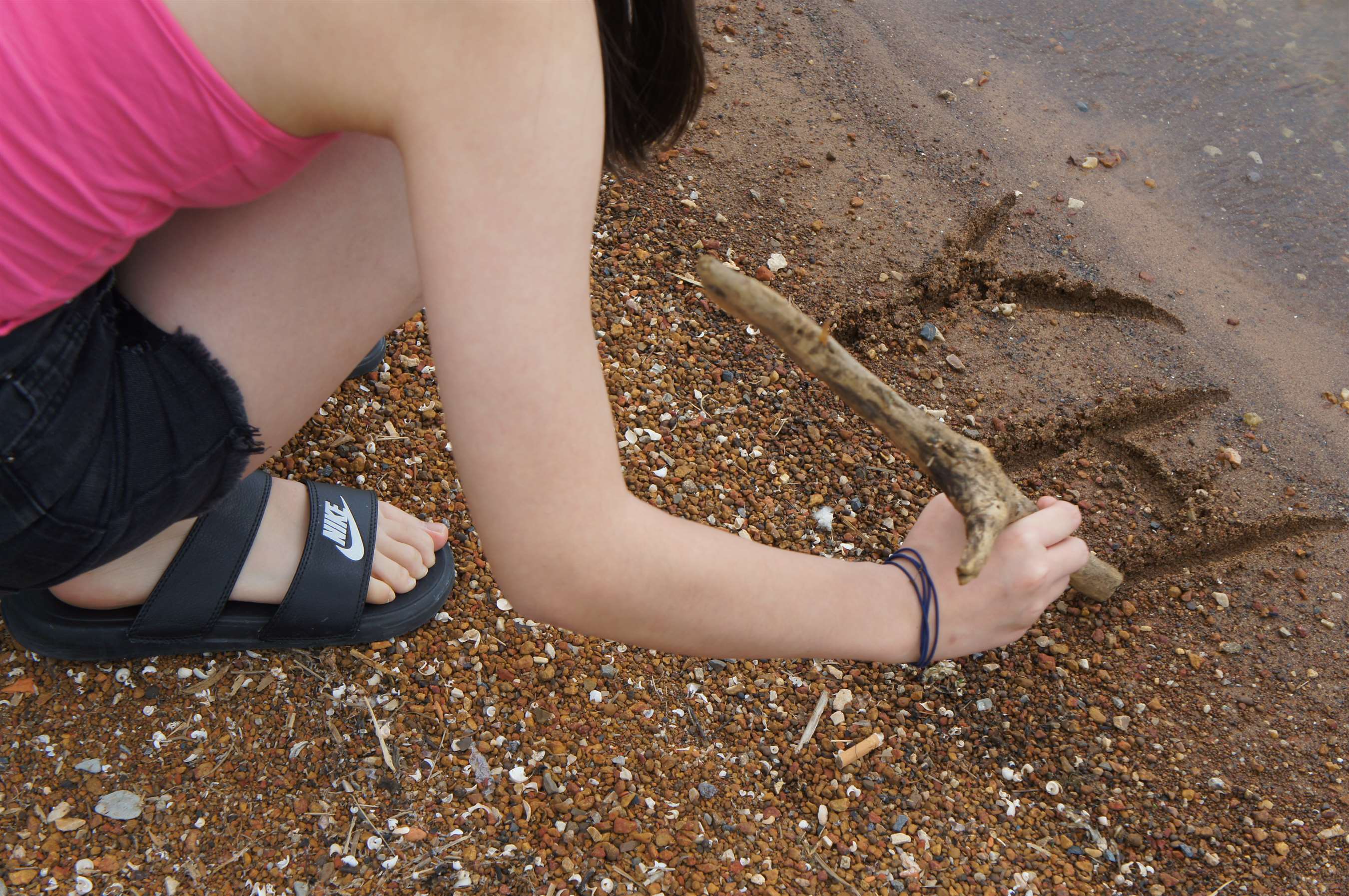 《海边裸足玩水》作品图