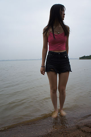少女海边裸足玩水