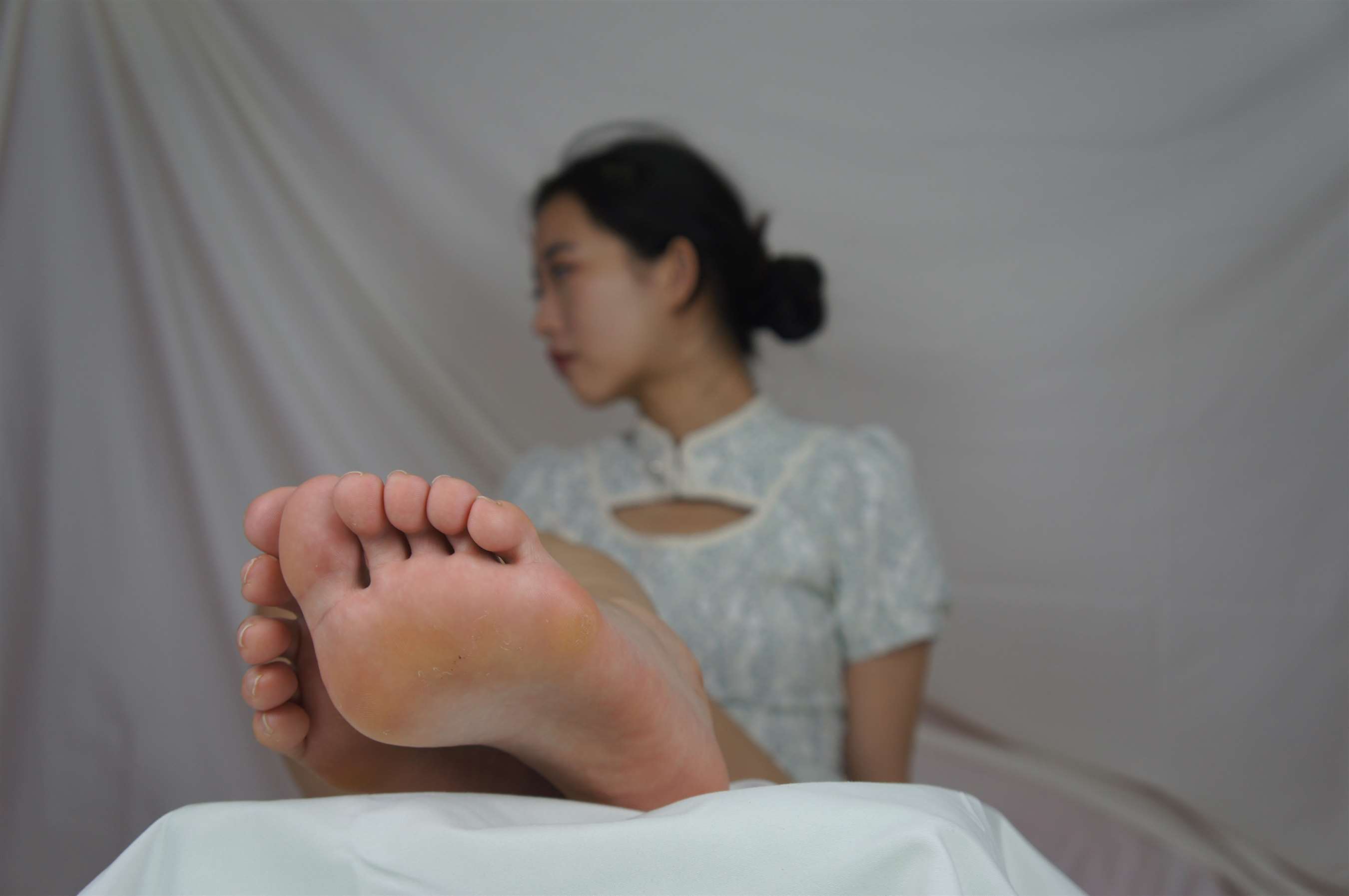 《床上的包裙裸足脚丫》作品图