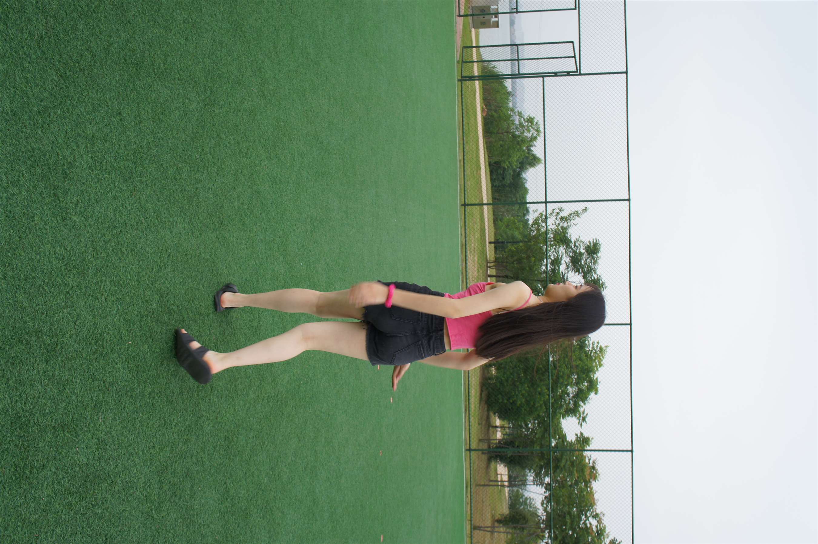 《足球场上的裸足脚丫》作品图