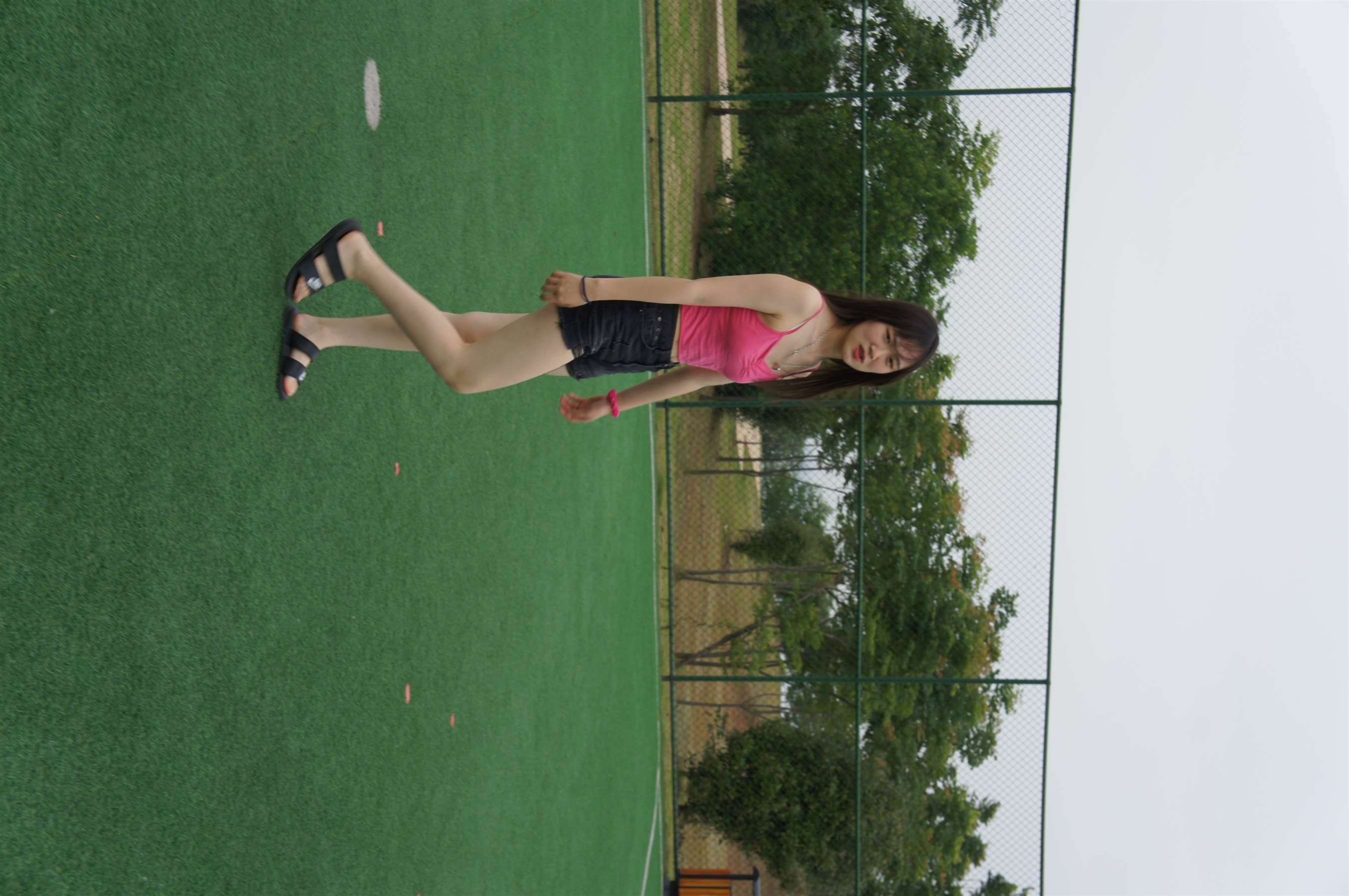 《足球场上的裸足脚丫》作品图