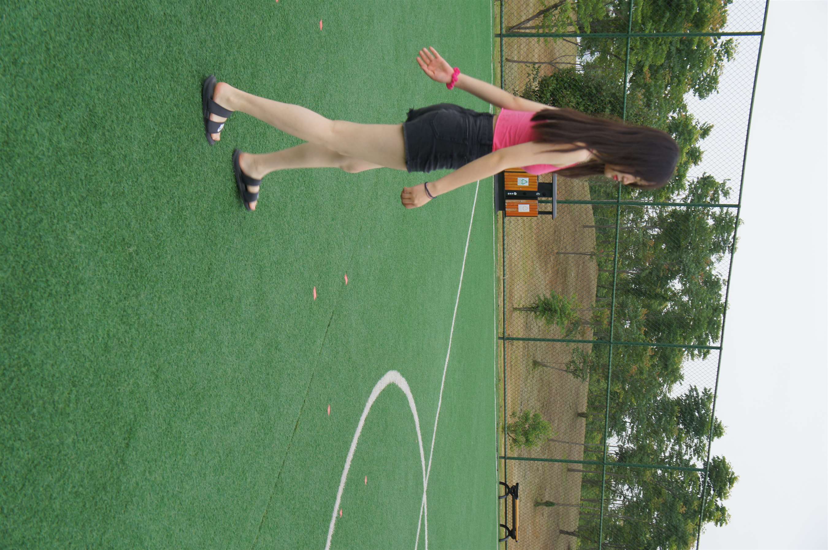 《足球场上的裸足脚丫》作品图