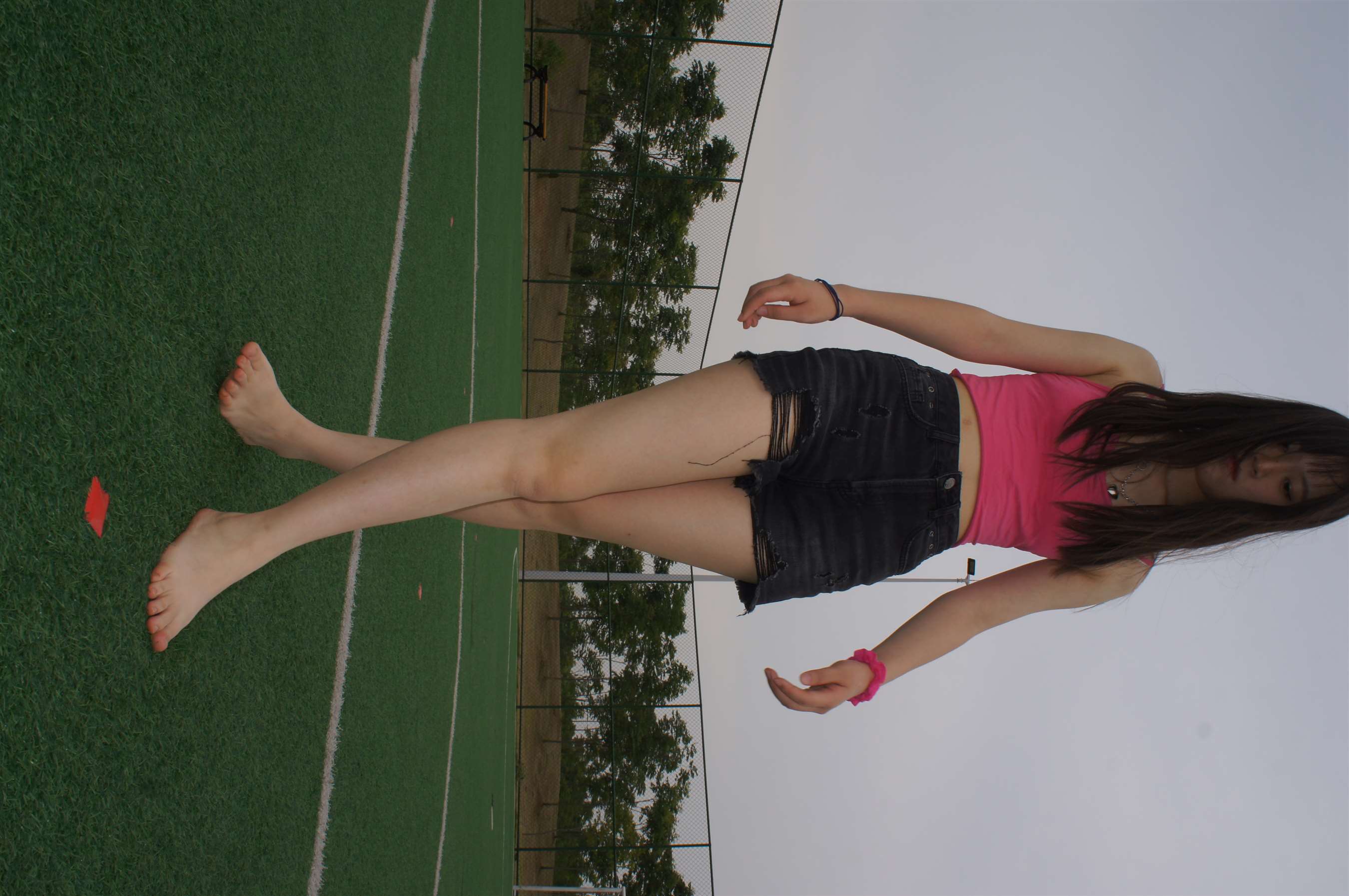 《足球场上的裸足脚丫》作品图