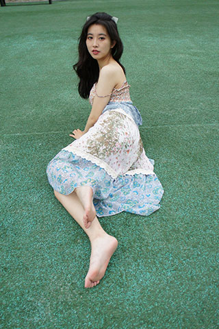 碎花连衣裙脚丫