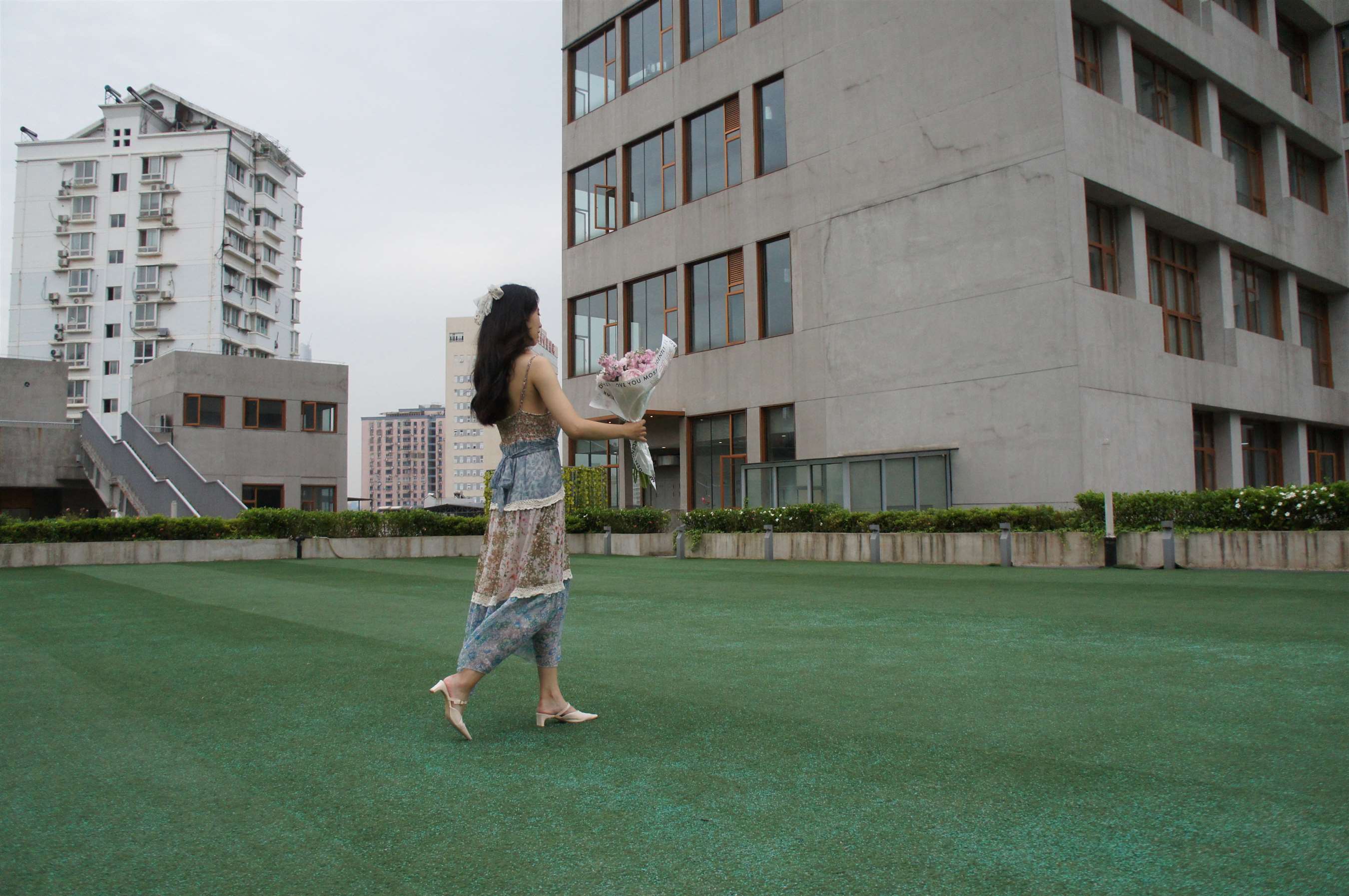 《碎花连衣裙脚丫》作品图