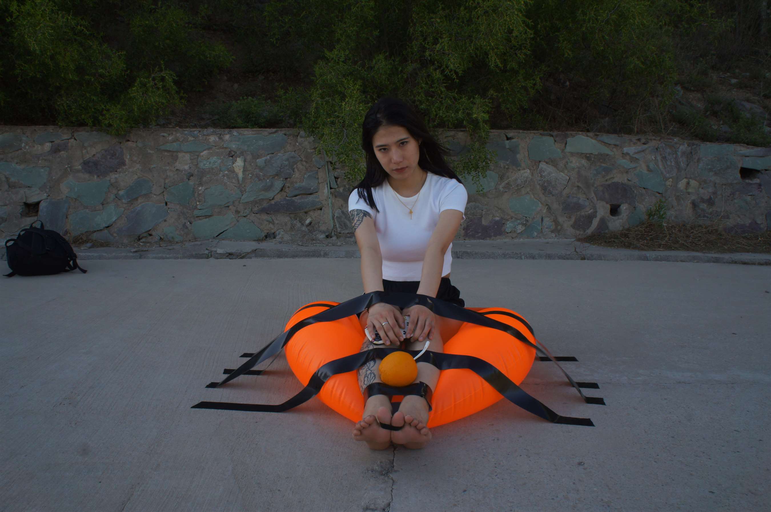 《热裤裸足玩橙子》作品图