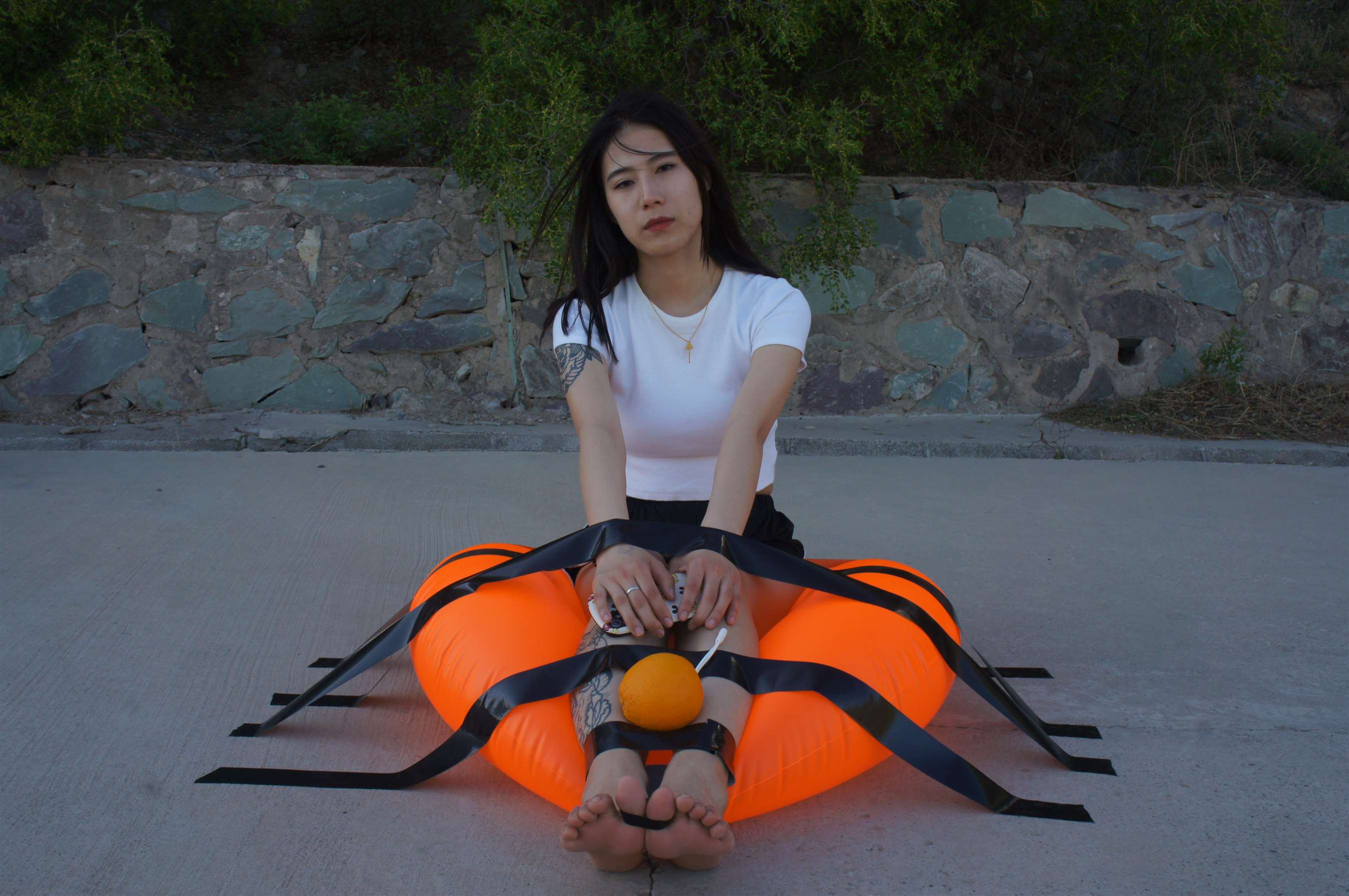 《热裤裸足玩橙子》作品图