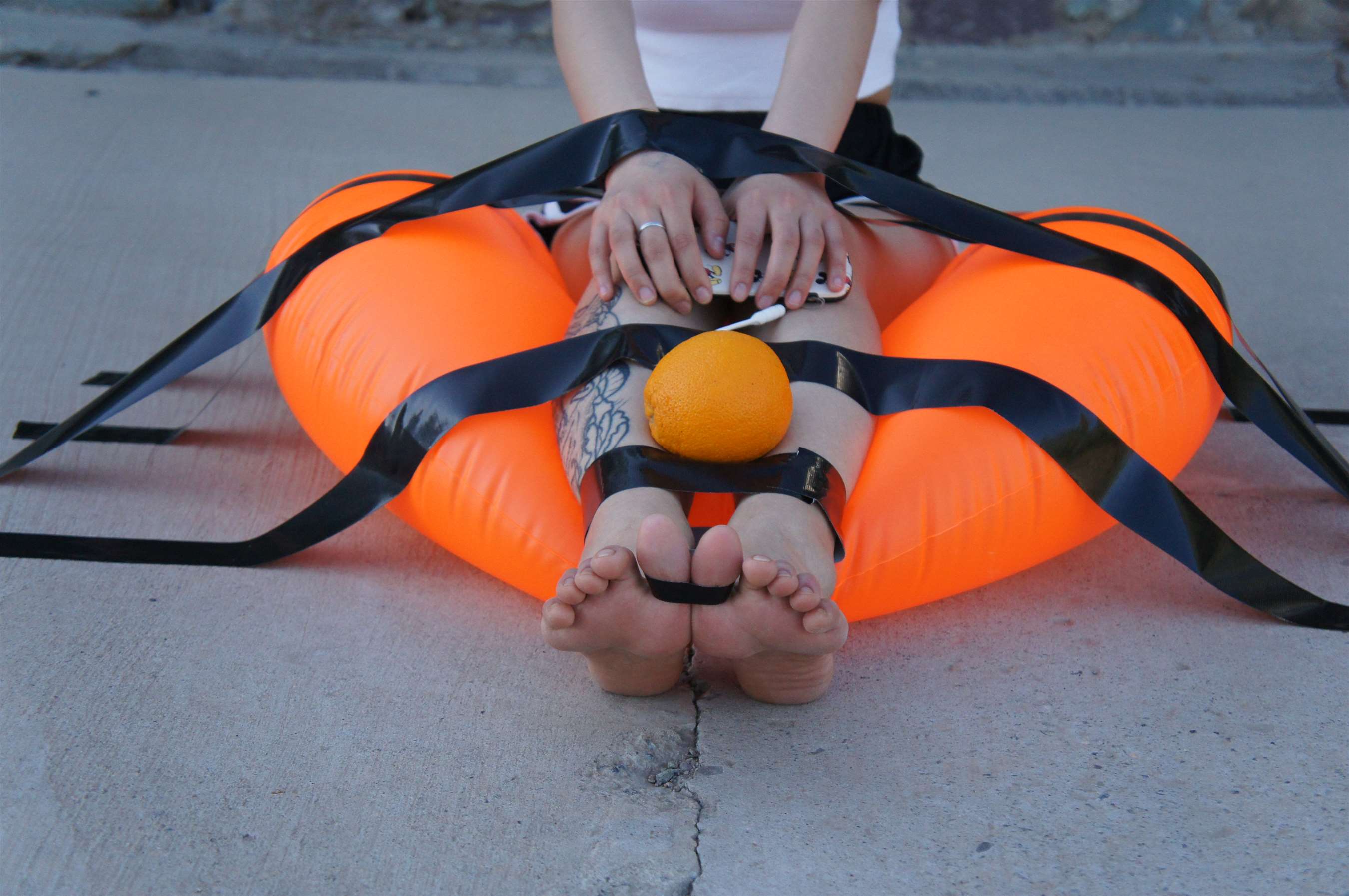 《热裤裸足玩橙子》作品图