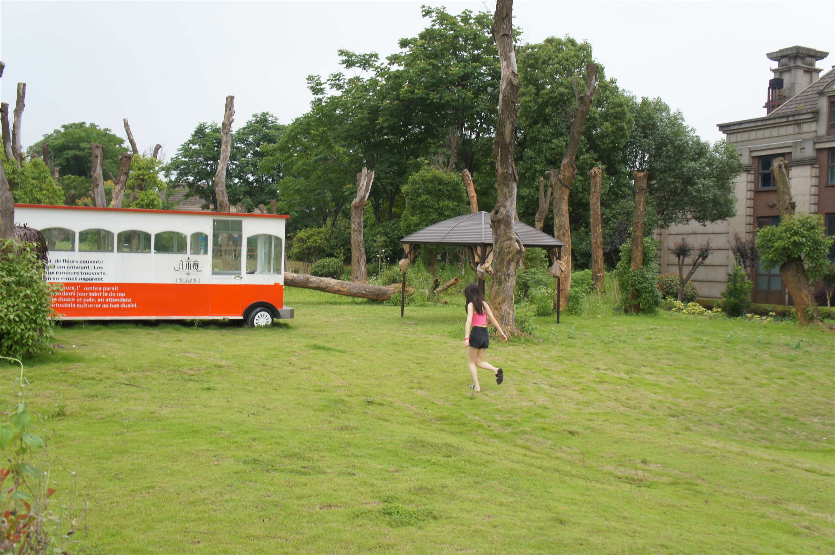 《热裤の裸足踏青》作品图