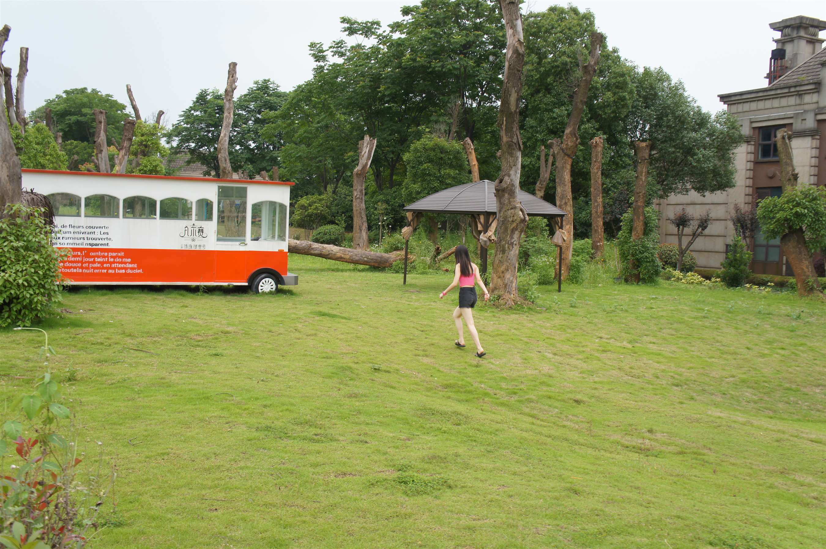 《热裤の裸足踏青》作品图