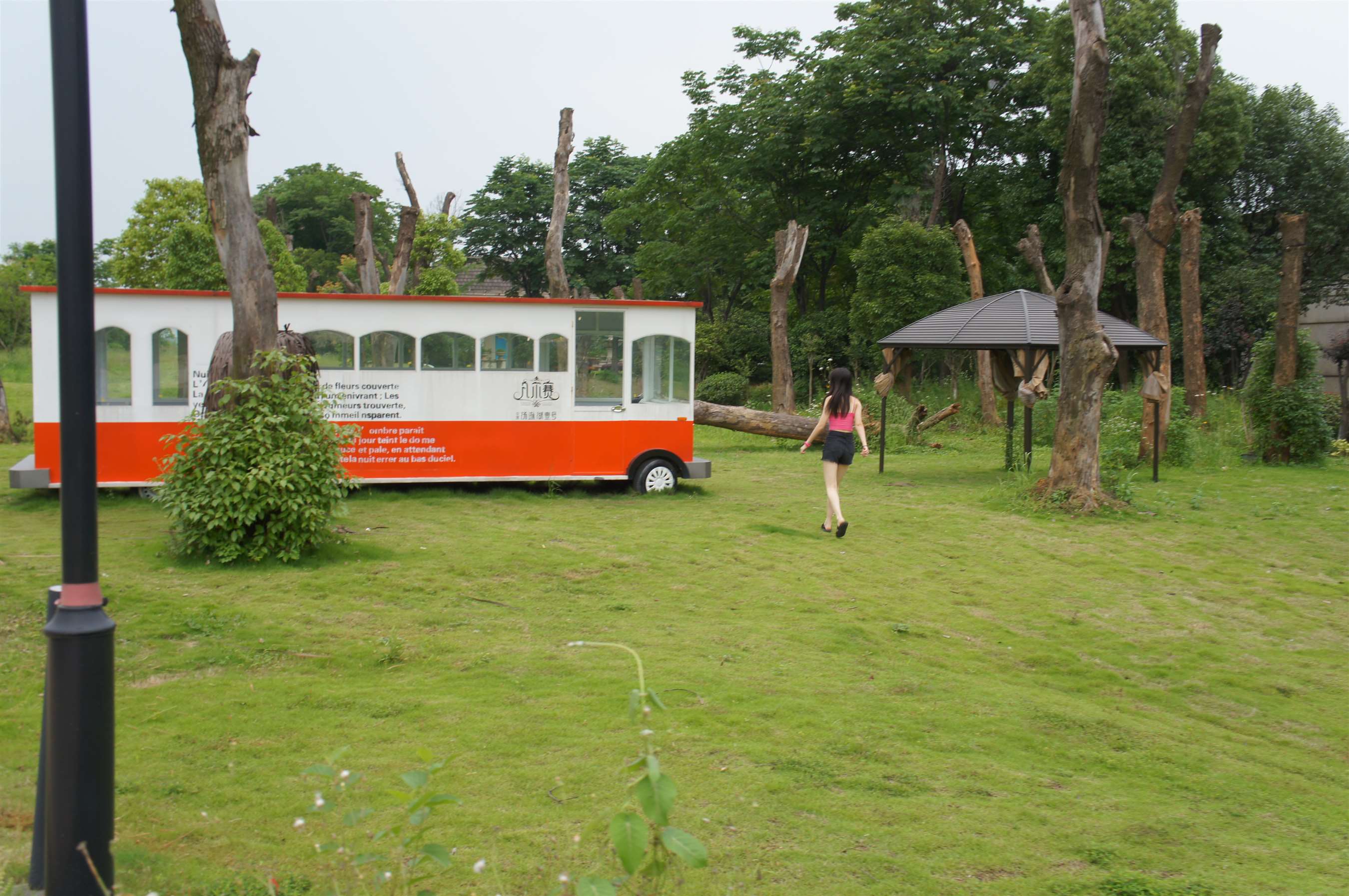 《热裤の裸足踏青》作品图