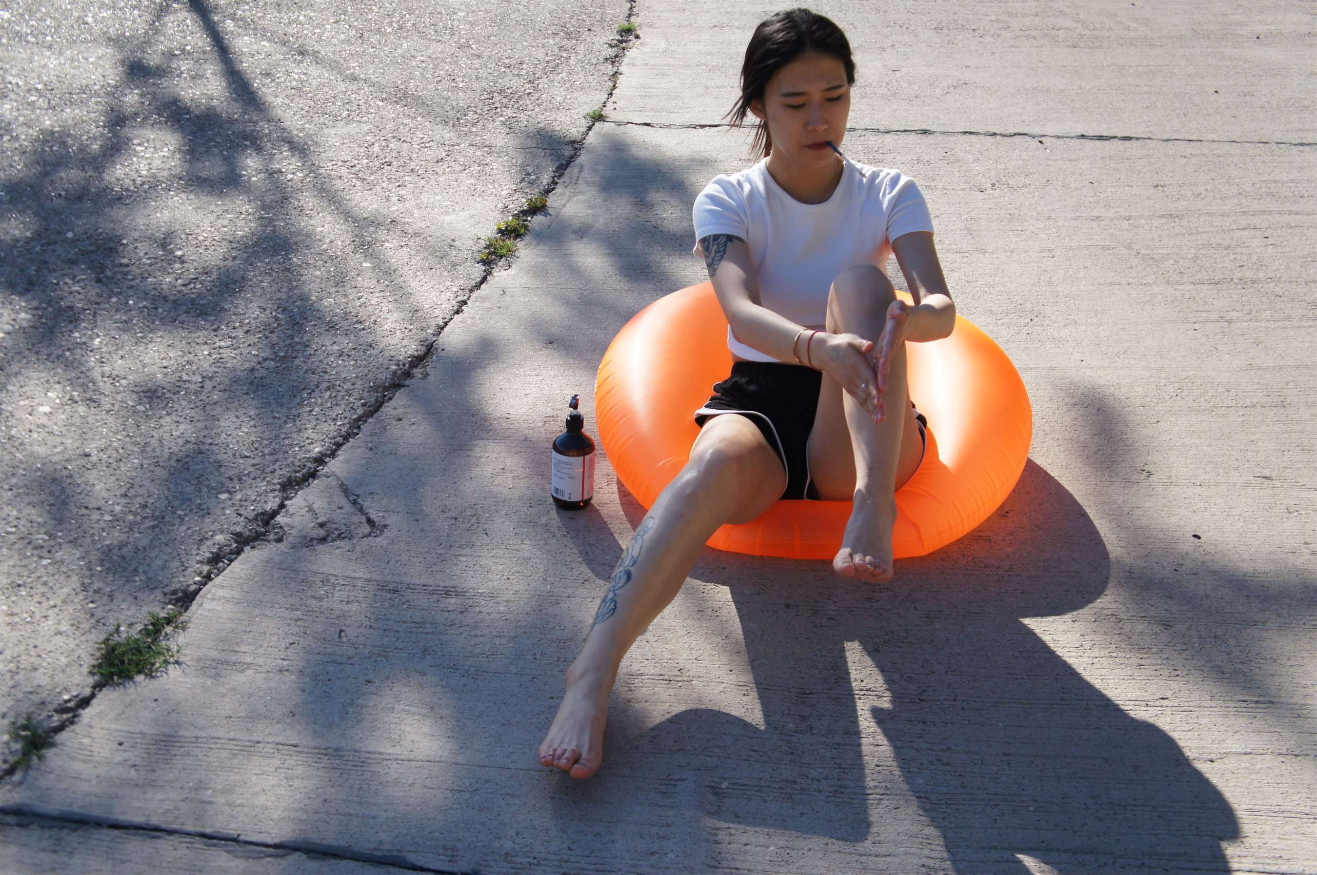 《泳圈上的热裤裸足》作品图