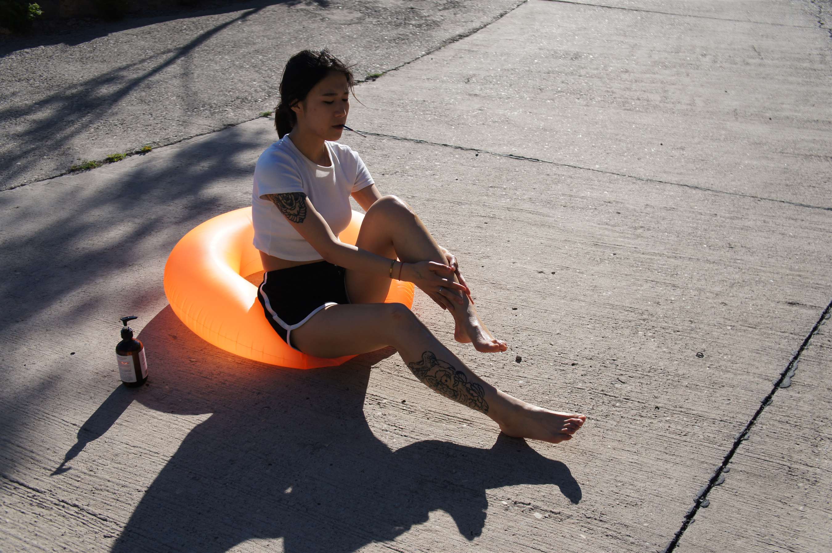 《泳圈上的热裤裸足》作品图