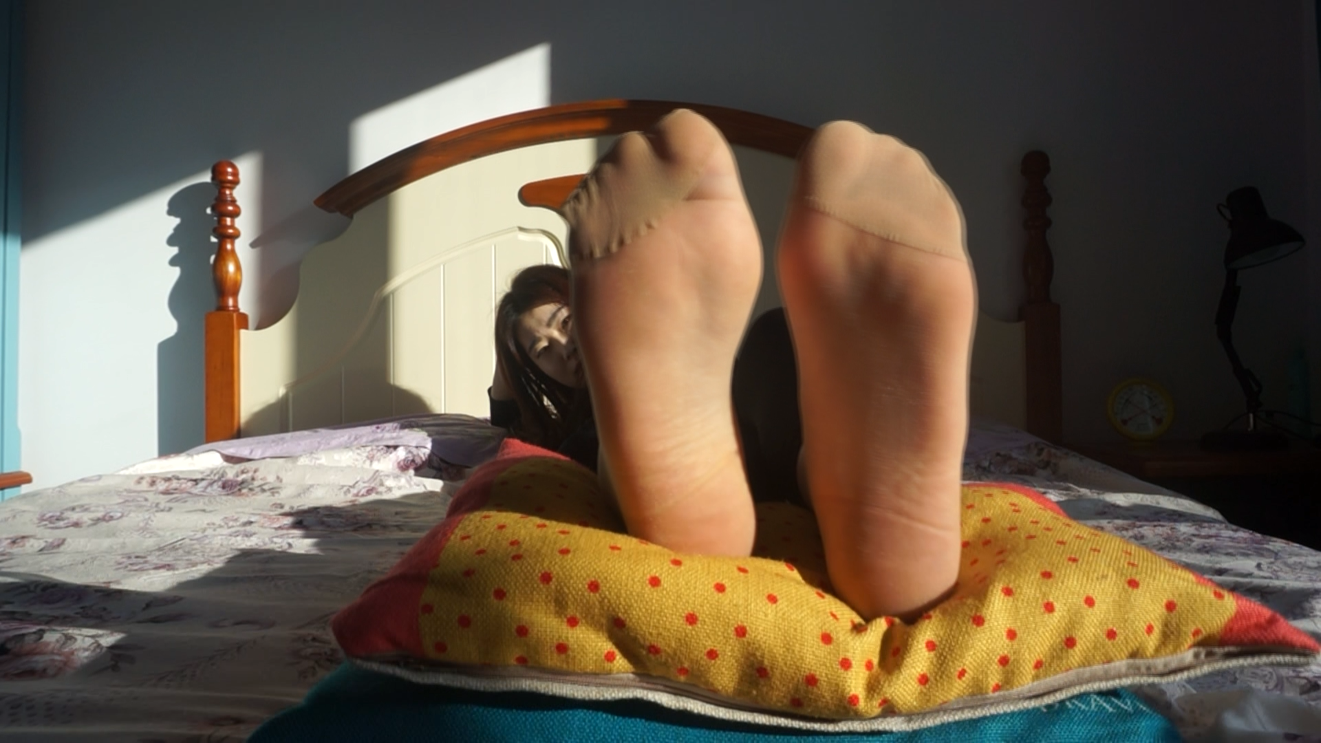 《【视频】姚姚床上短丝袜脚丫秀》作品图