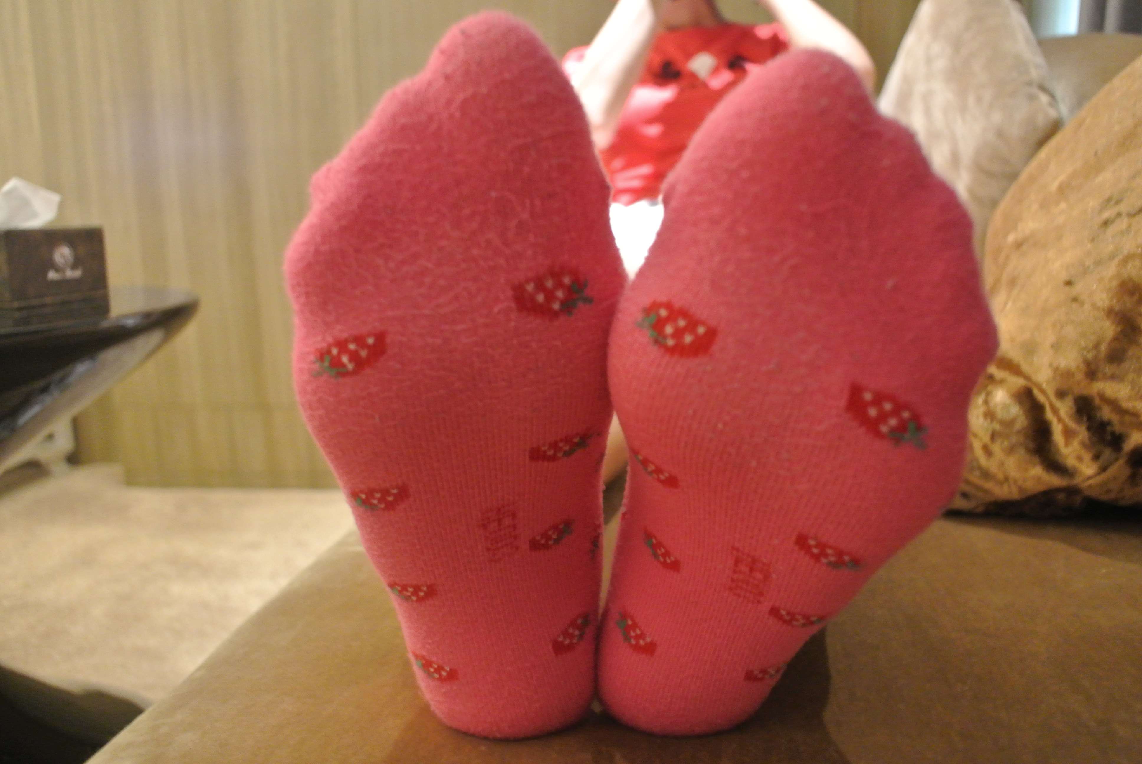 《红T恤の短裤裸足》作品图