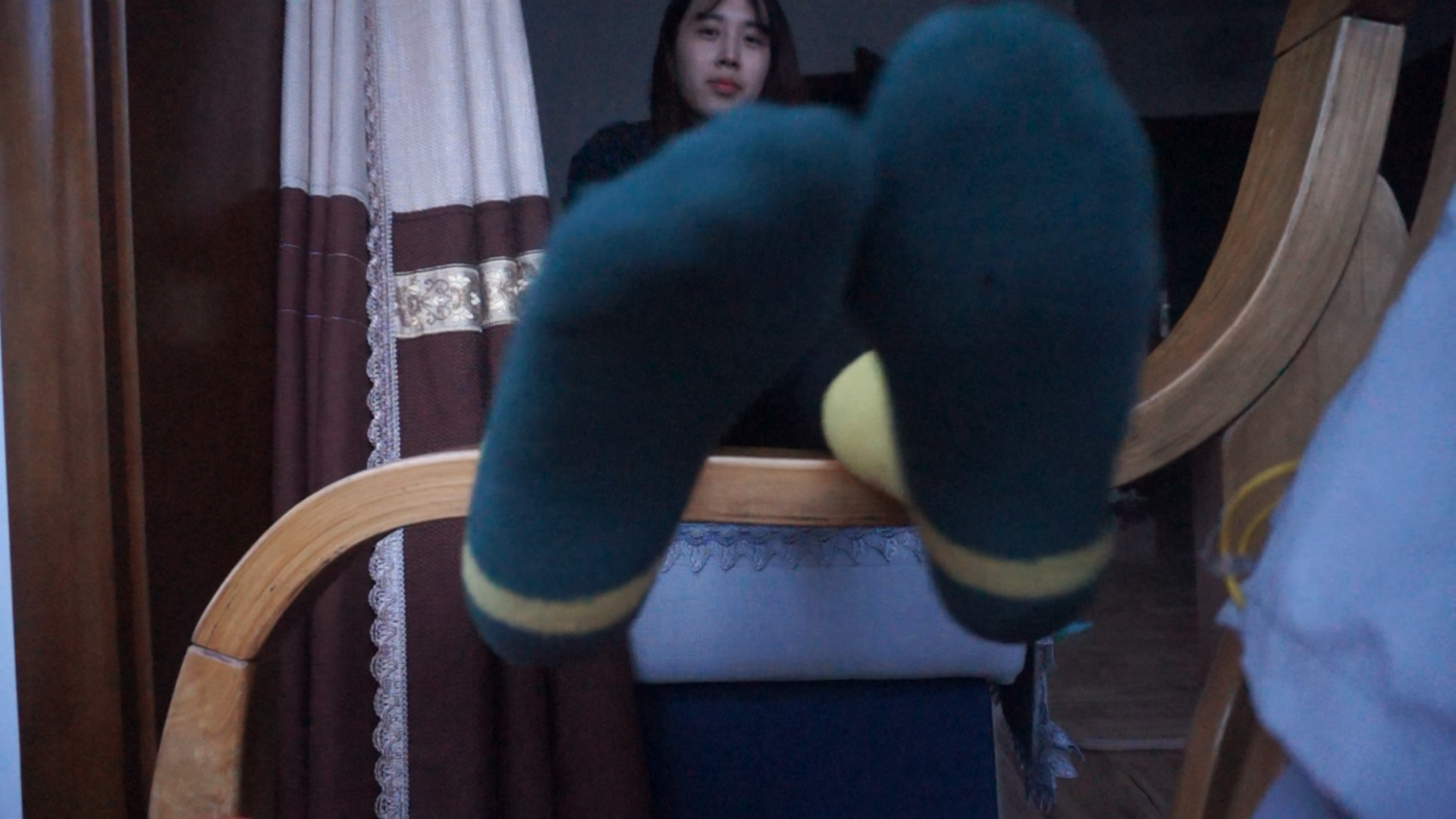 《【视频】美女小倩挠脚丫视频》作品图