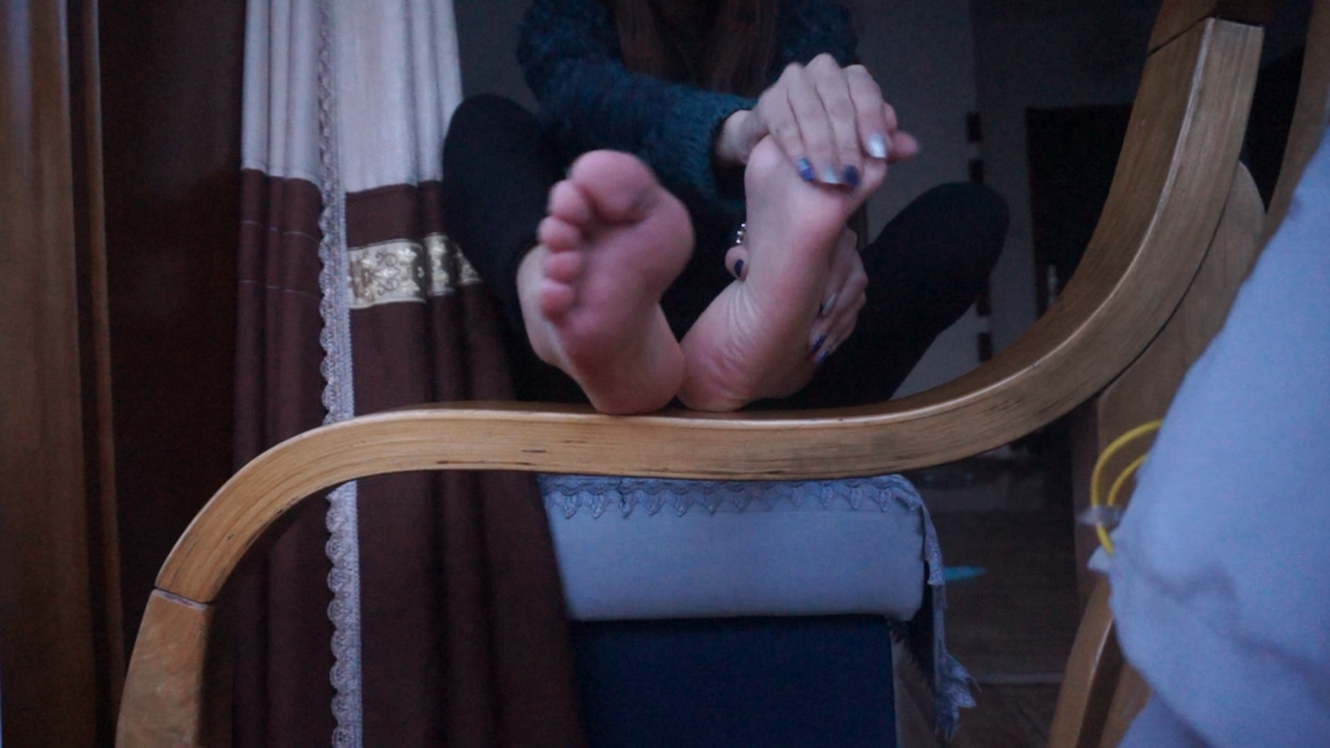 《【视频】美女小倩挠脚丫视频》作品图