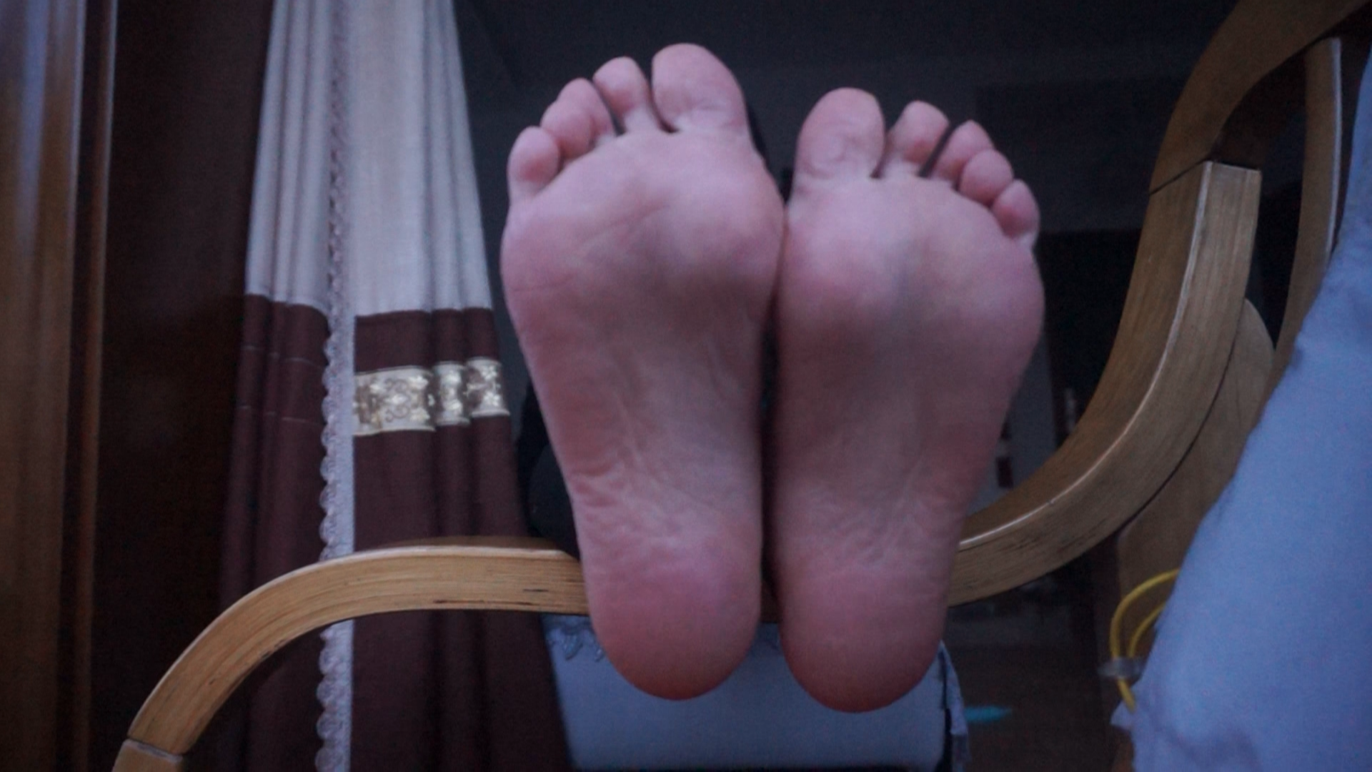 《【视频】美女小倩挠脚丫视频》作品图