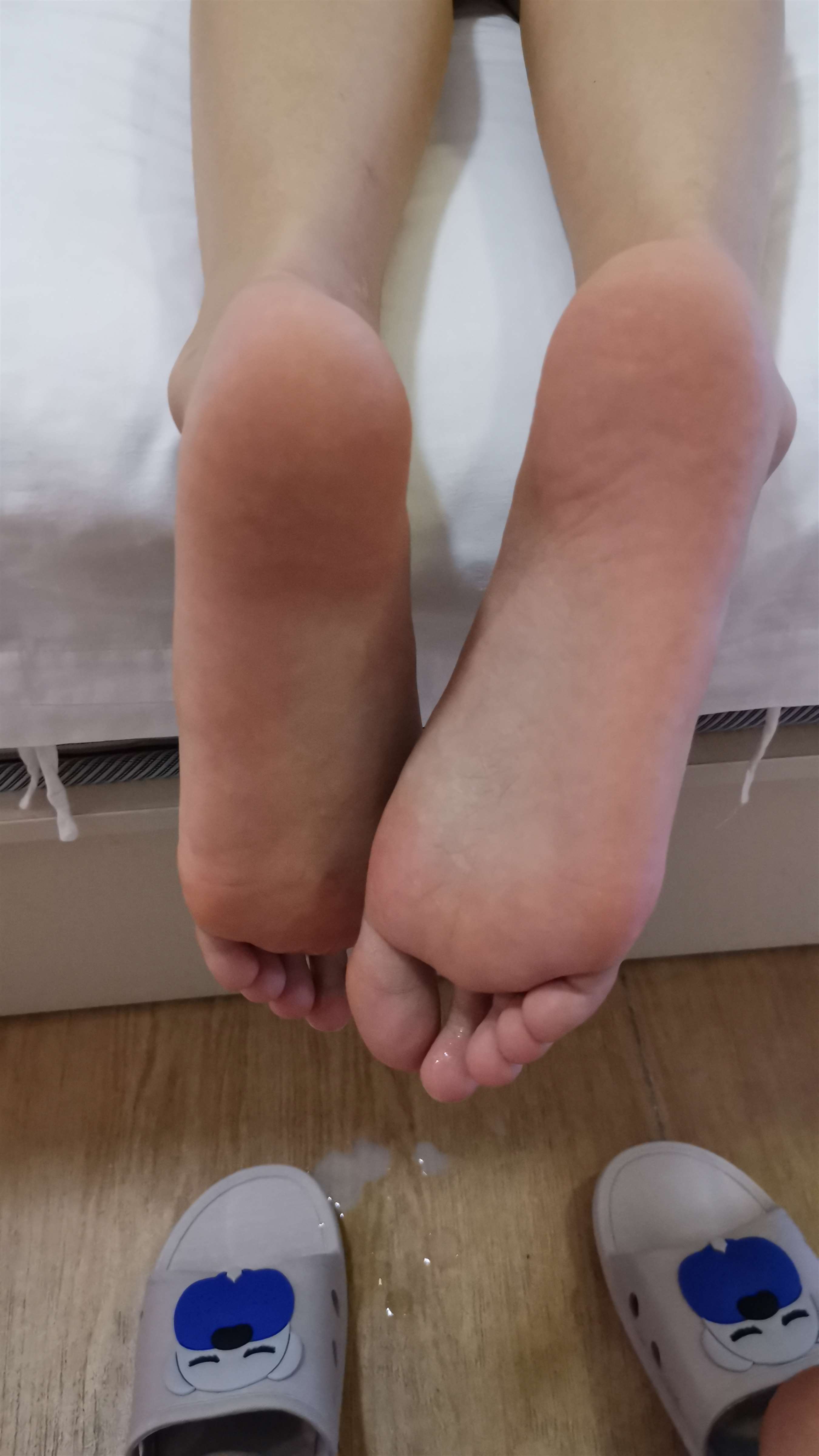 《红色脚丫【套图+视频】》作品图