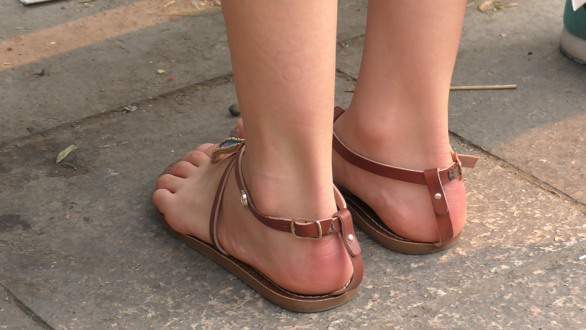 《【视频】跟拍凉拖脚丫》作品图