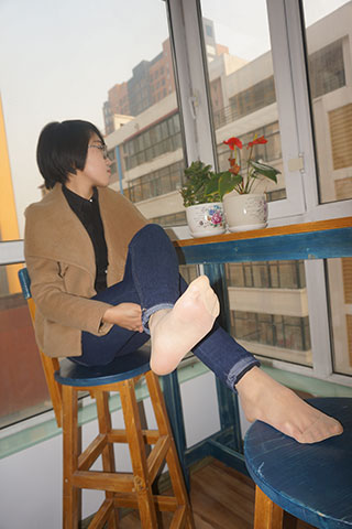 短发牛仔少女