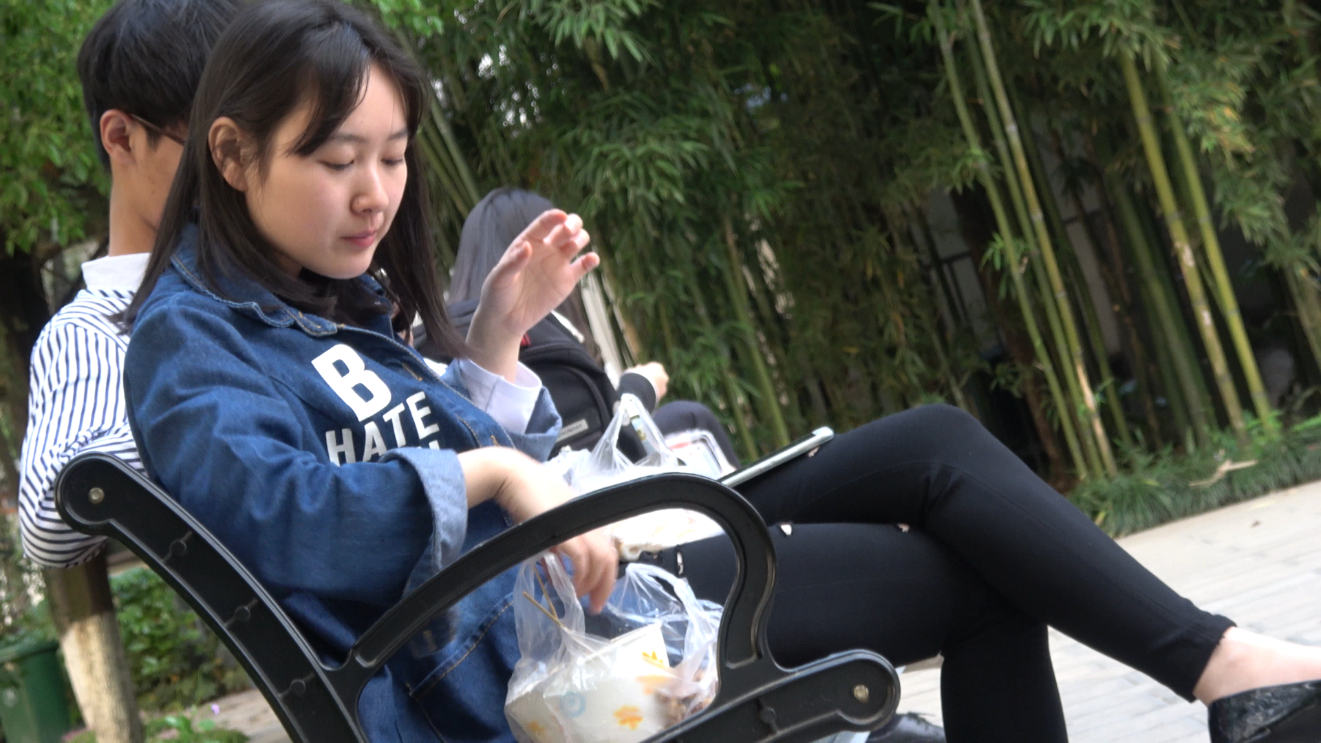 《【视频】坐在凳子上吃东西的肉丝脚丫》作品图