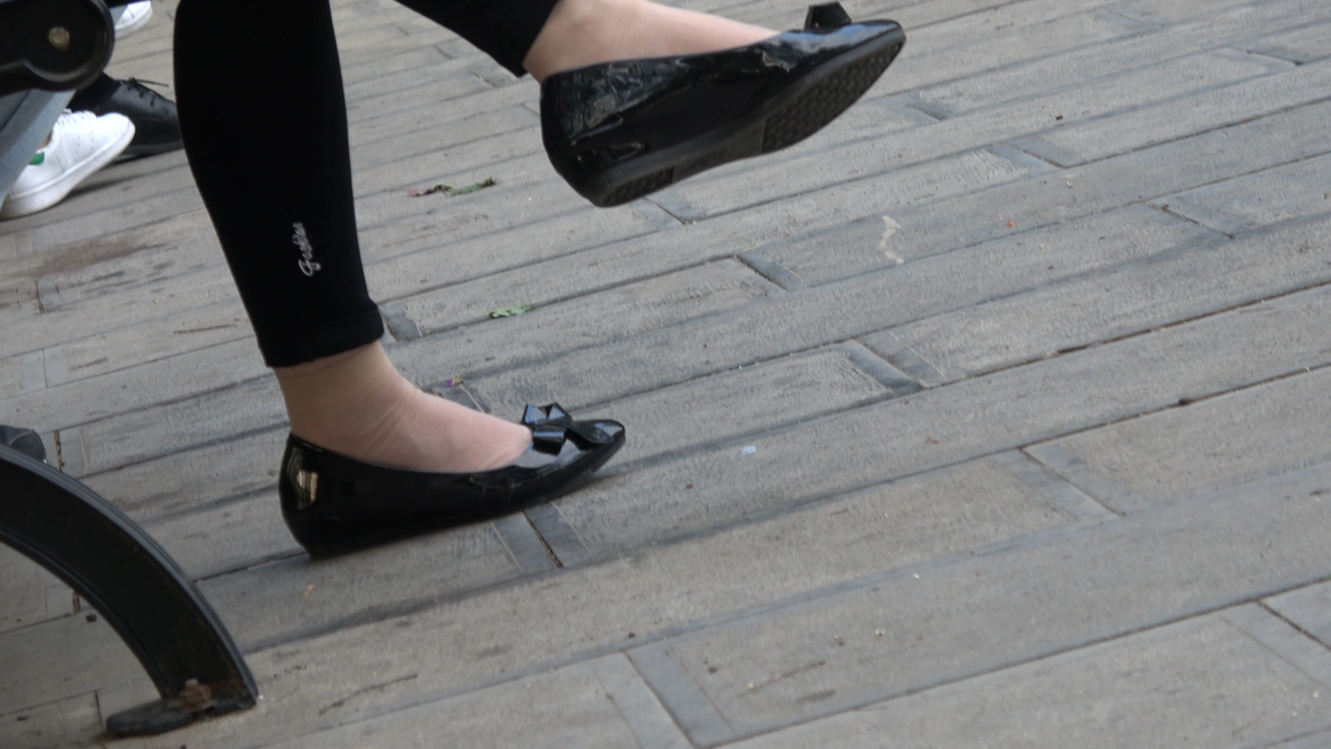 《【视频】坐在凳子上吃东西的肉丝脚丫》作品图