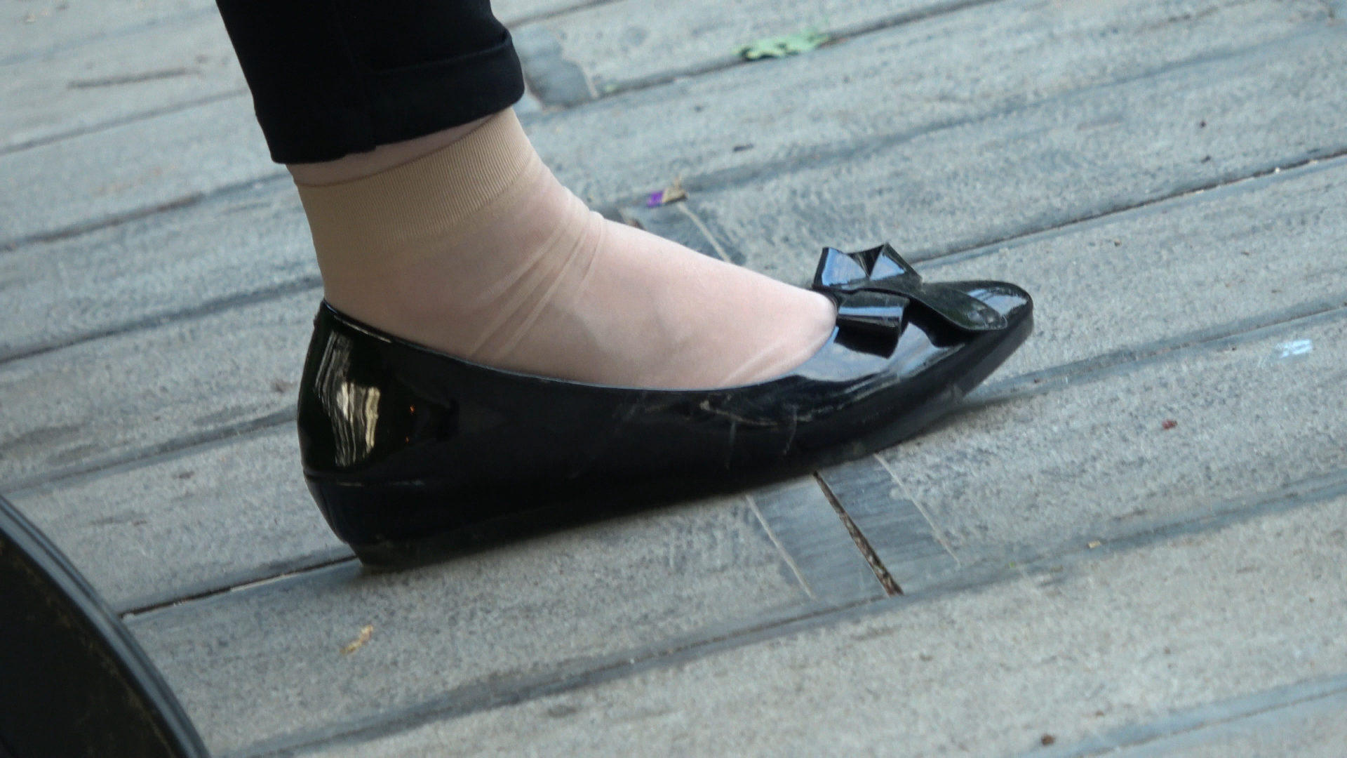 《【视频】坐在凳子上吃东西的肉丝脚丫》作品图