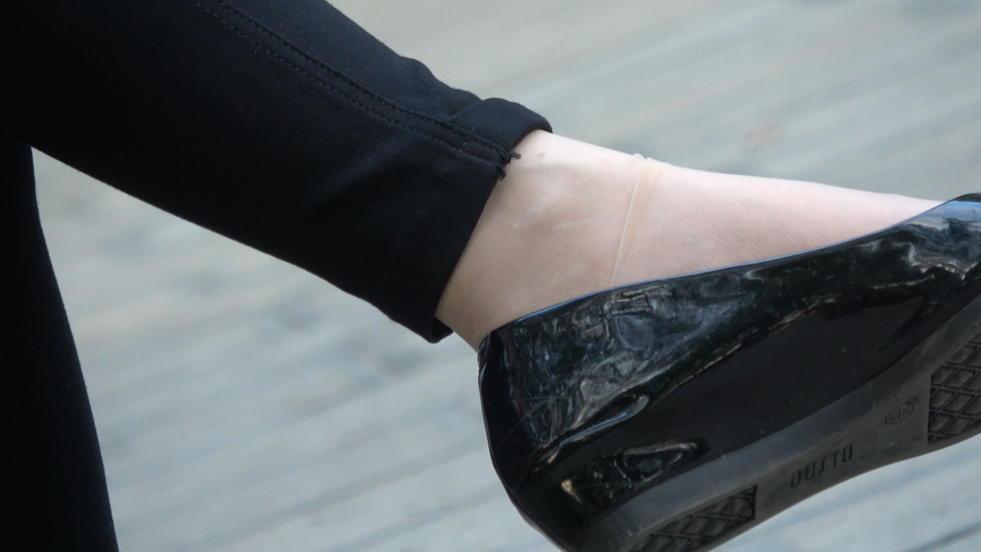 《【视频】坐在凳子上吃东西的肉丝脚丫》作品图