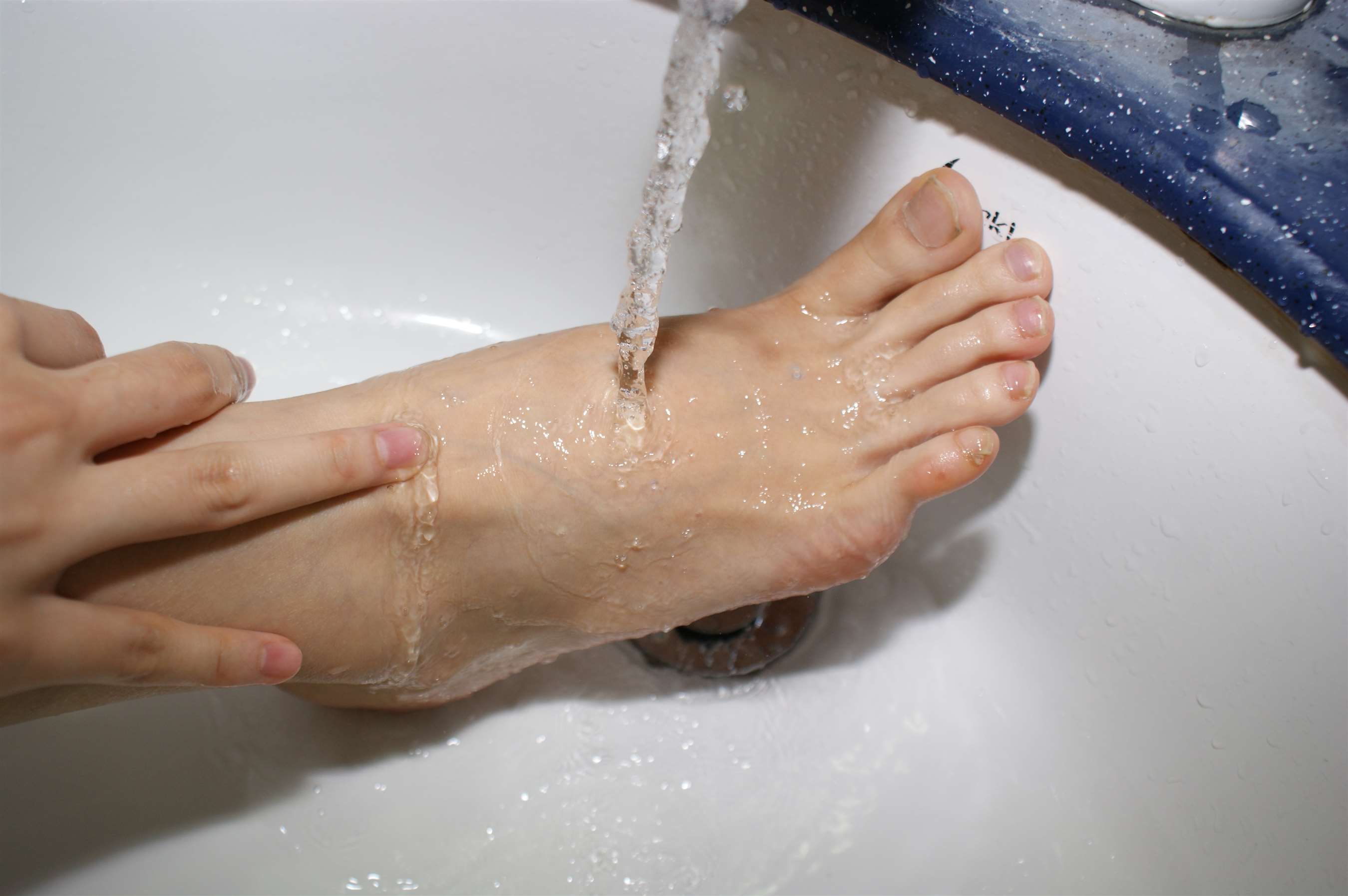 《嫩足洗脚》作品图