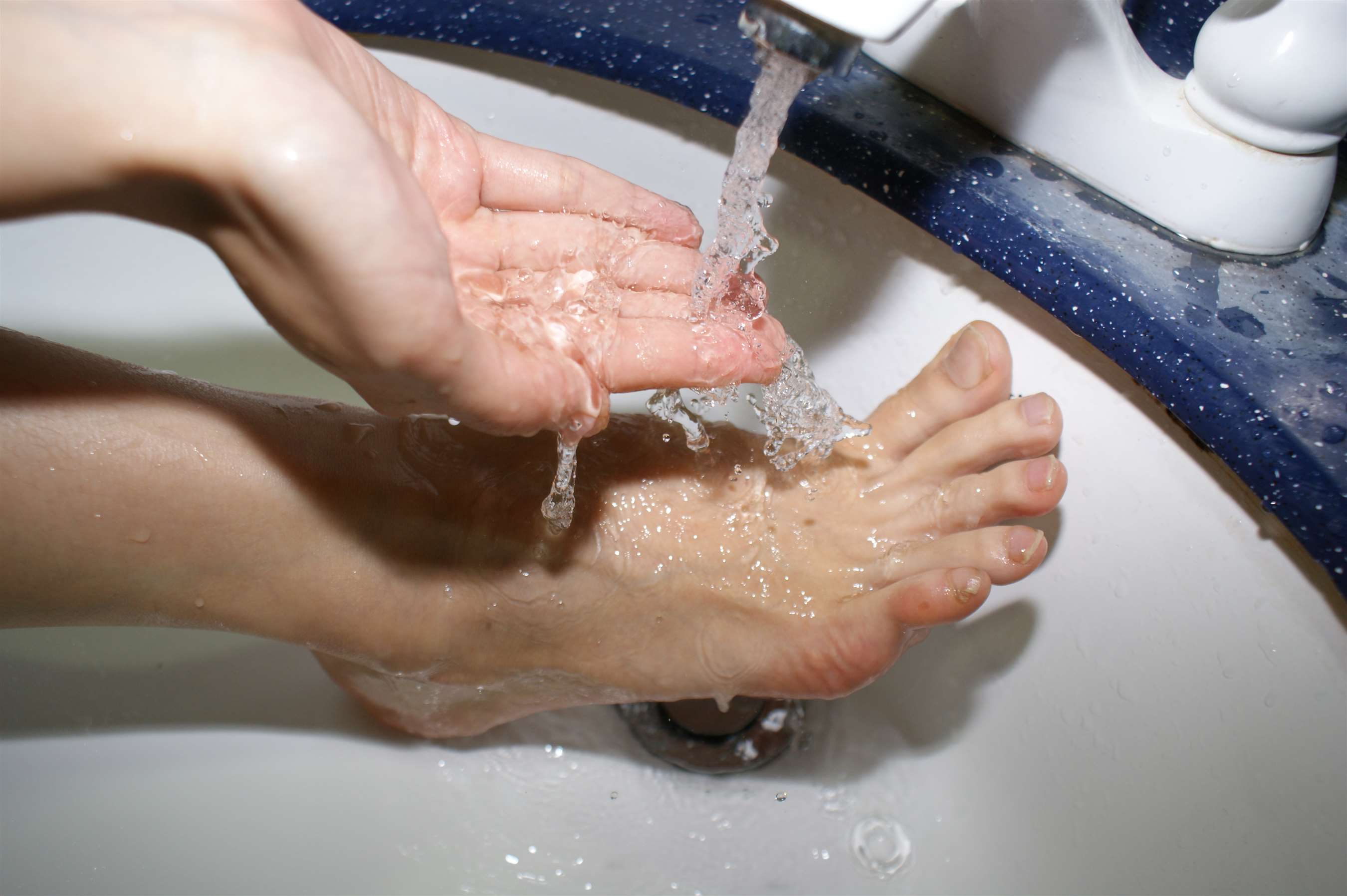 《嫩足洗脚》作品图