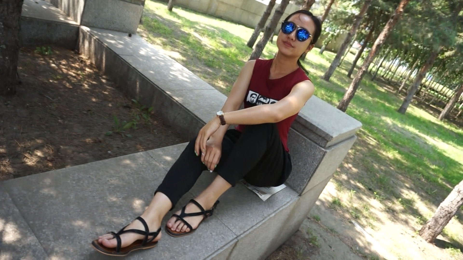 《【视频】美女小倩公园展示诱惑丝足脚丫》作品图