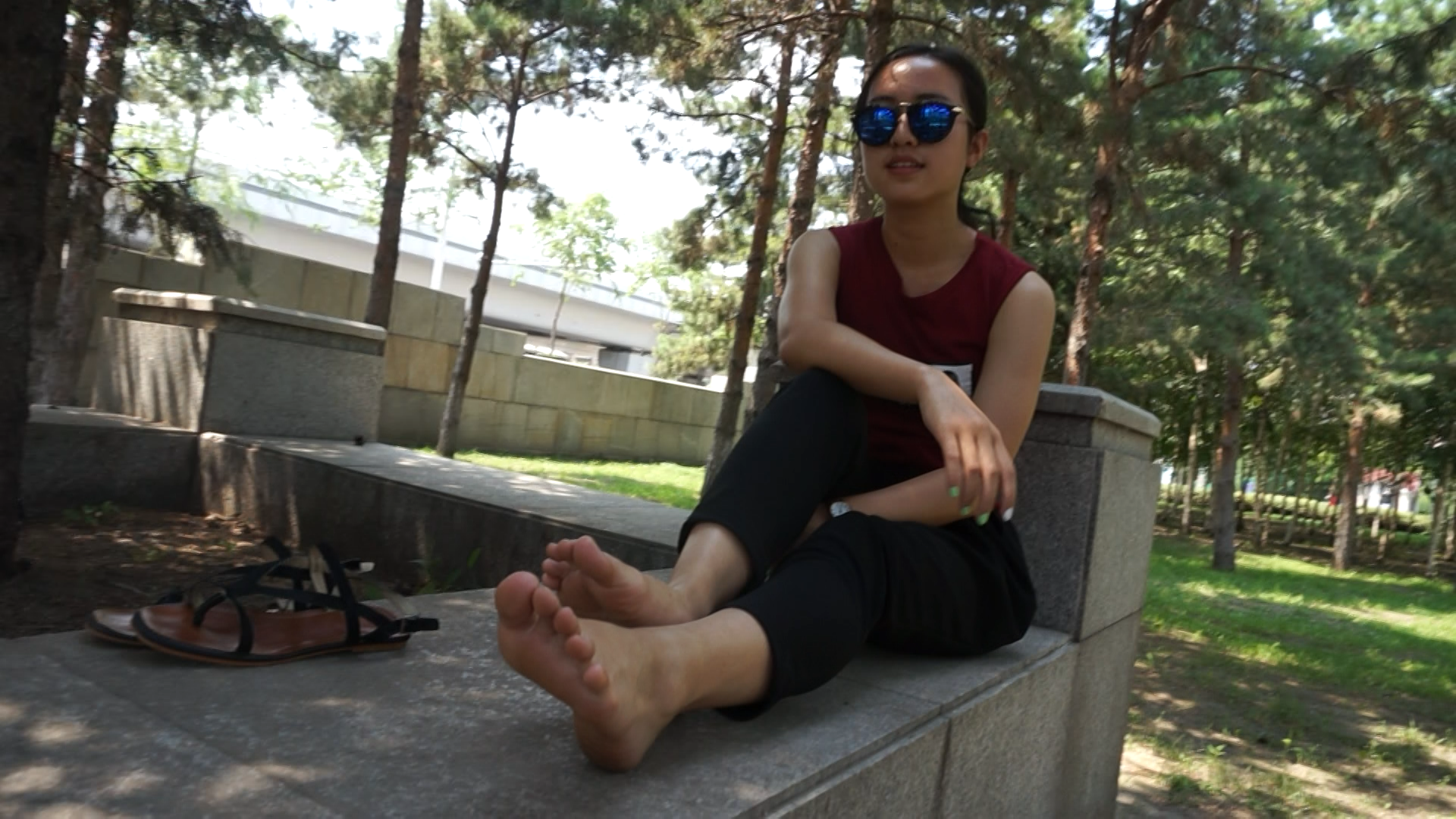 《【视频】美女小倩公园展示诱惑丝足脚丫》作品图