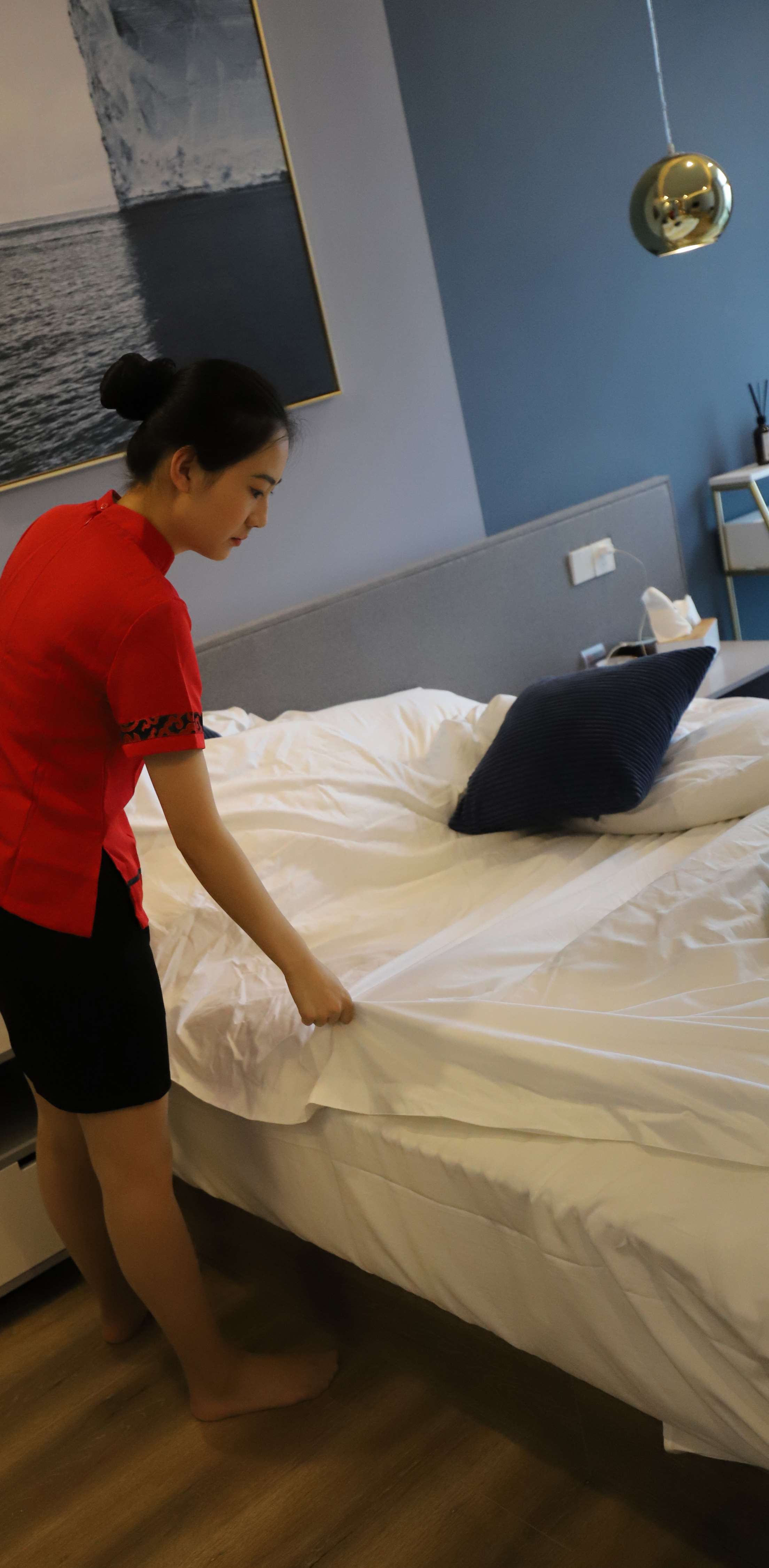 《酒店客房小姐姐》作品图