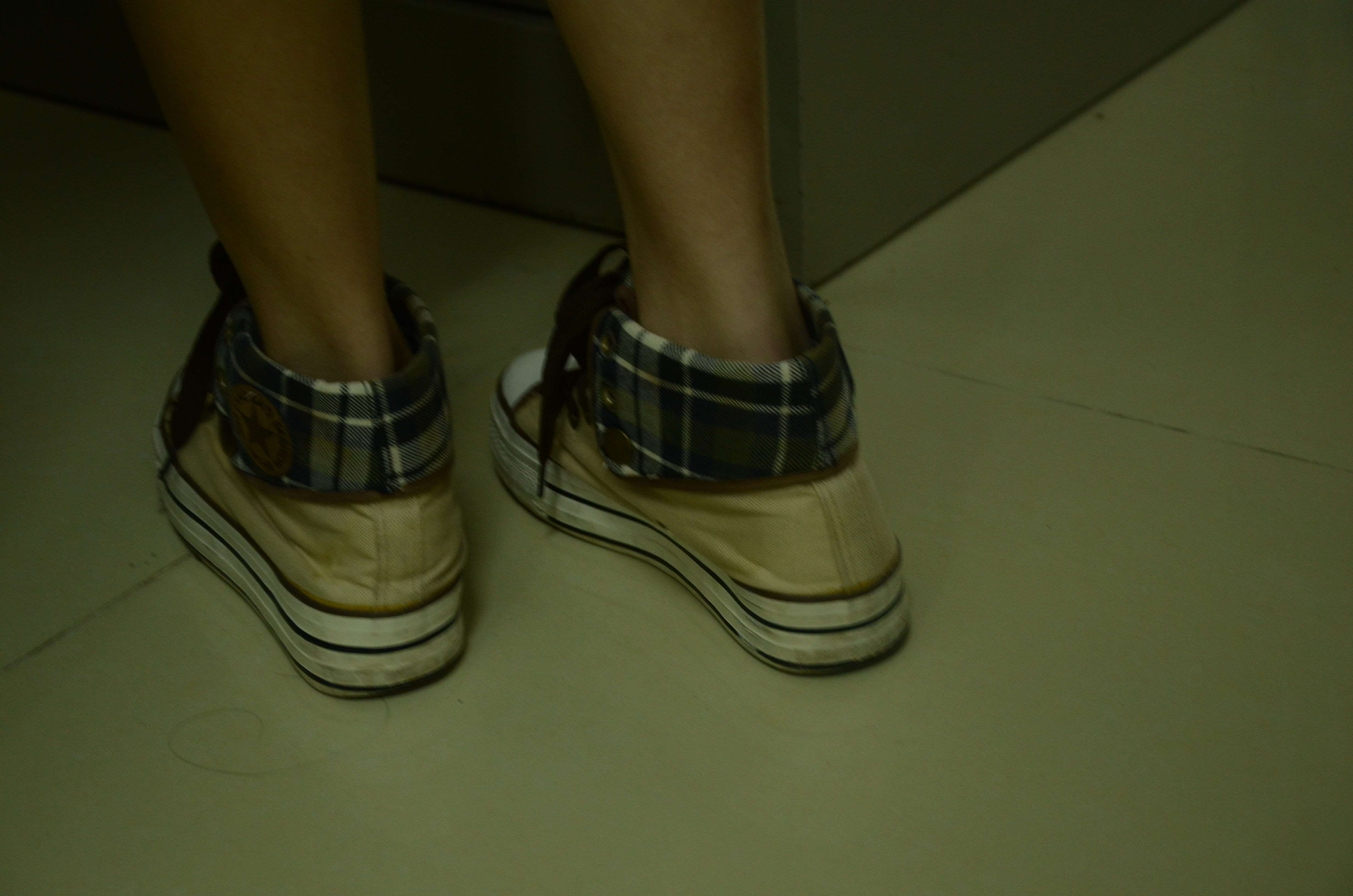 《图书馆里的白棉袜脚》作品图