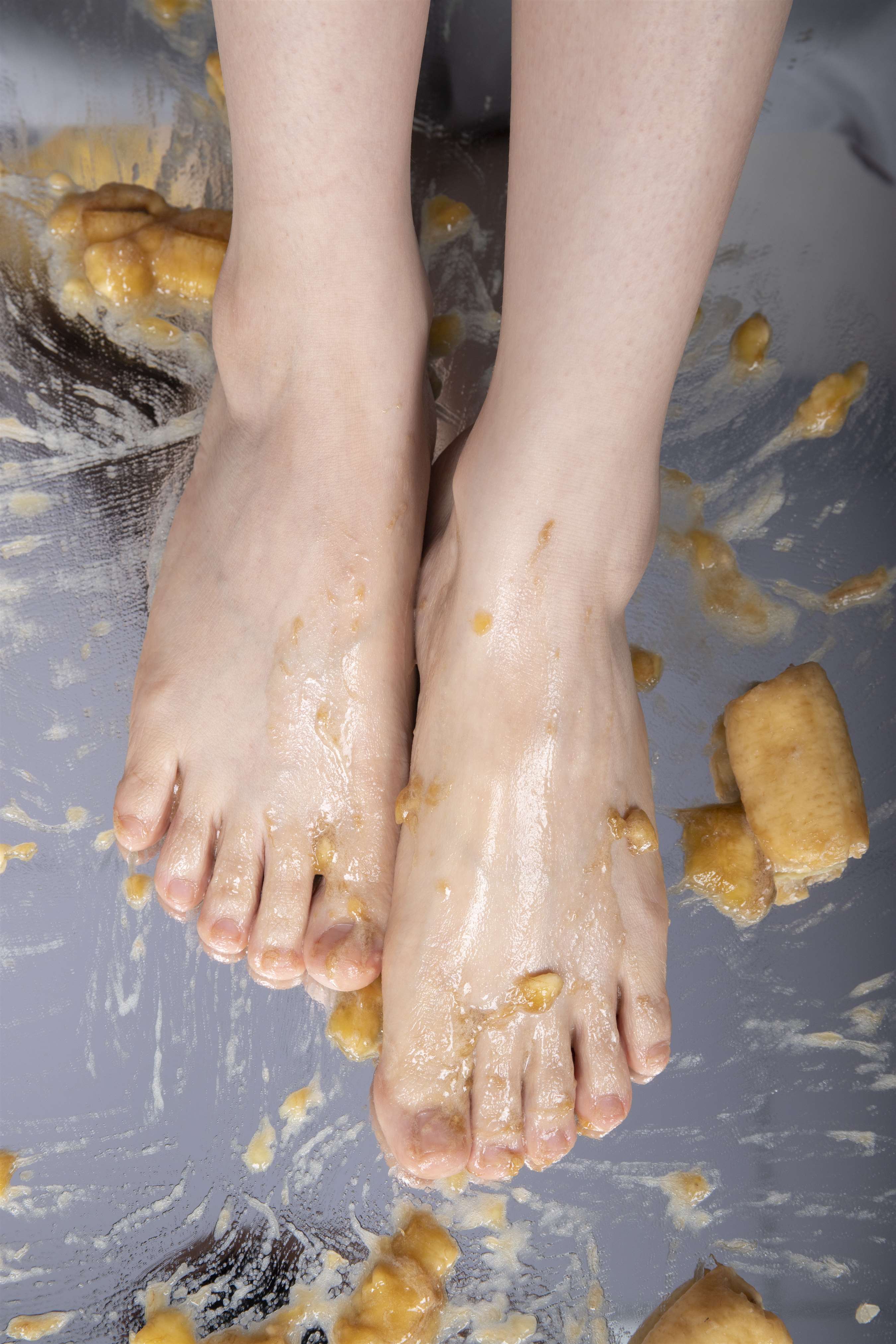 《慕丝沫沫展示沾满香蕉的脚丫【套图+视频】》作品图