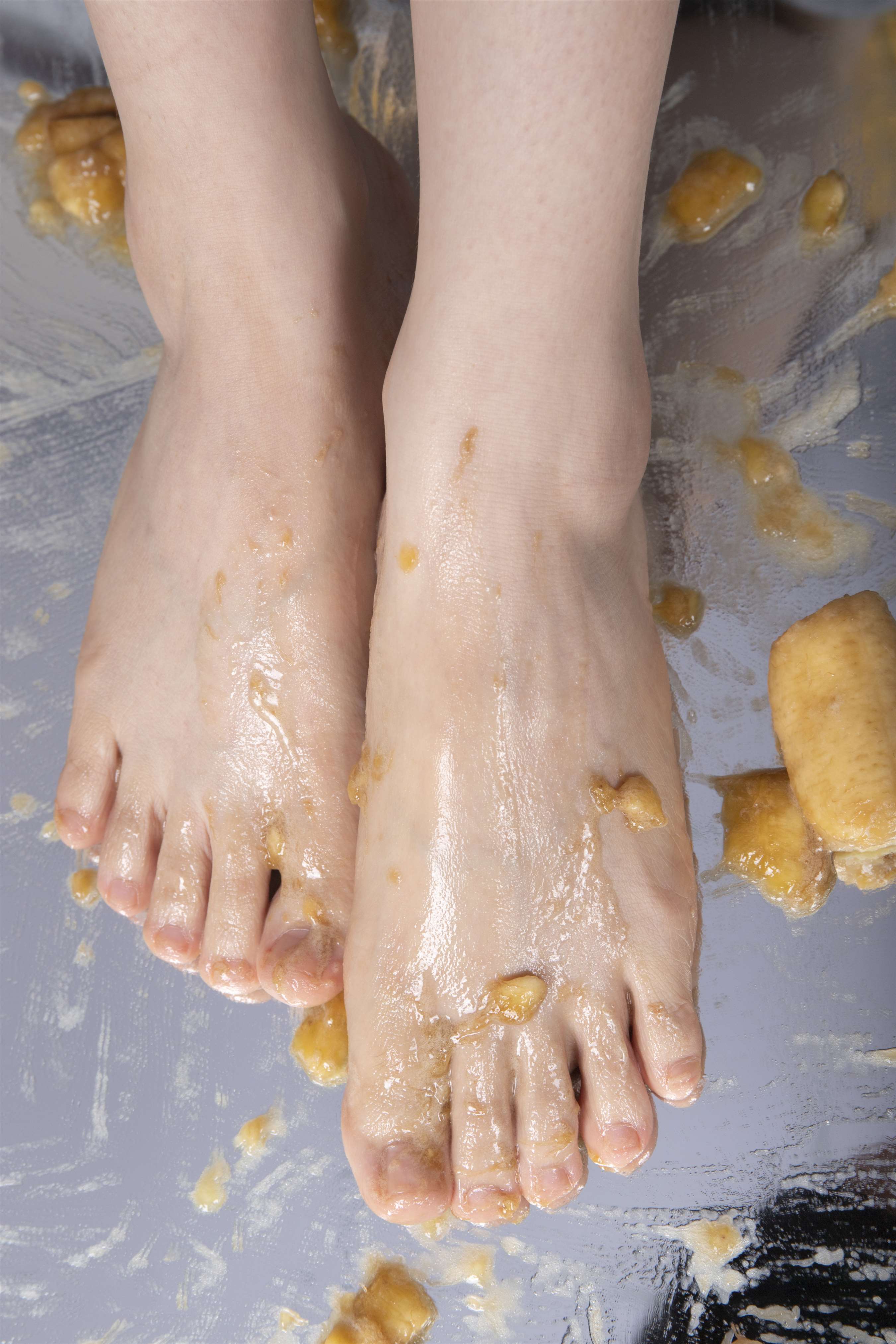 《慕丝沫沫展示沾满香蕉的脚丫【套图+视频】》作品图